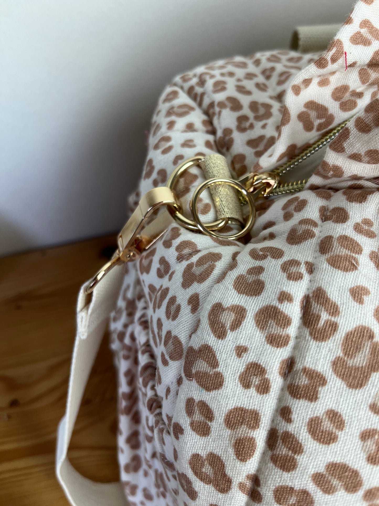 Sac Louison à volant léopard beige