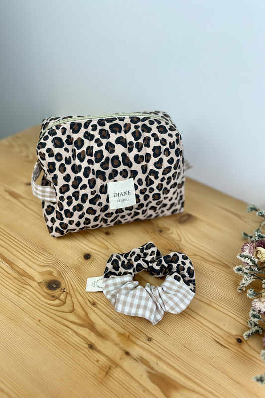 Ensemble : trousse de toilette et chouchou léopard