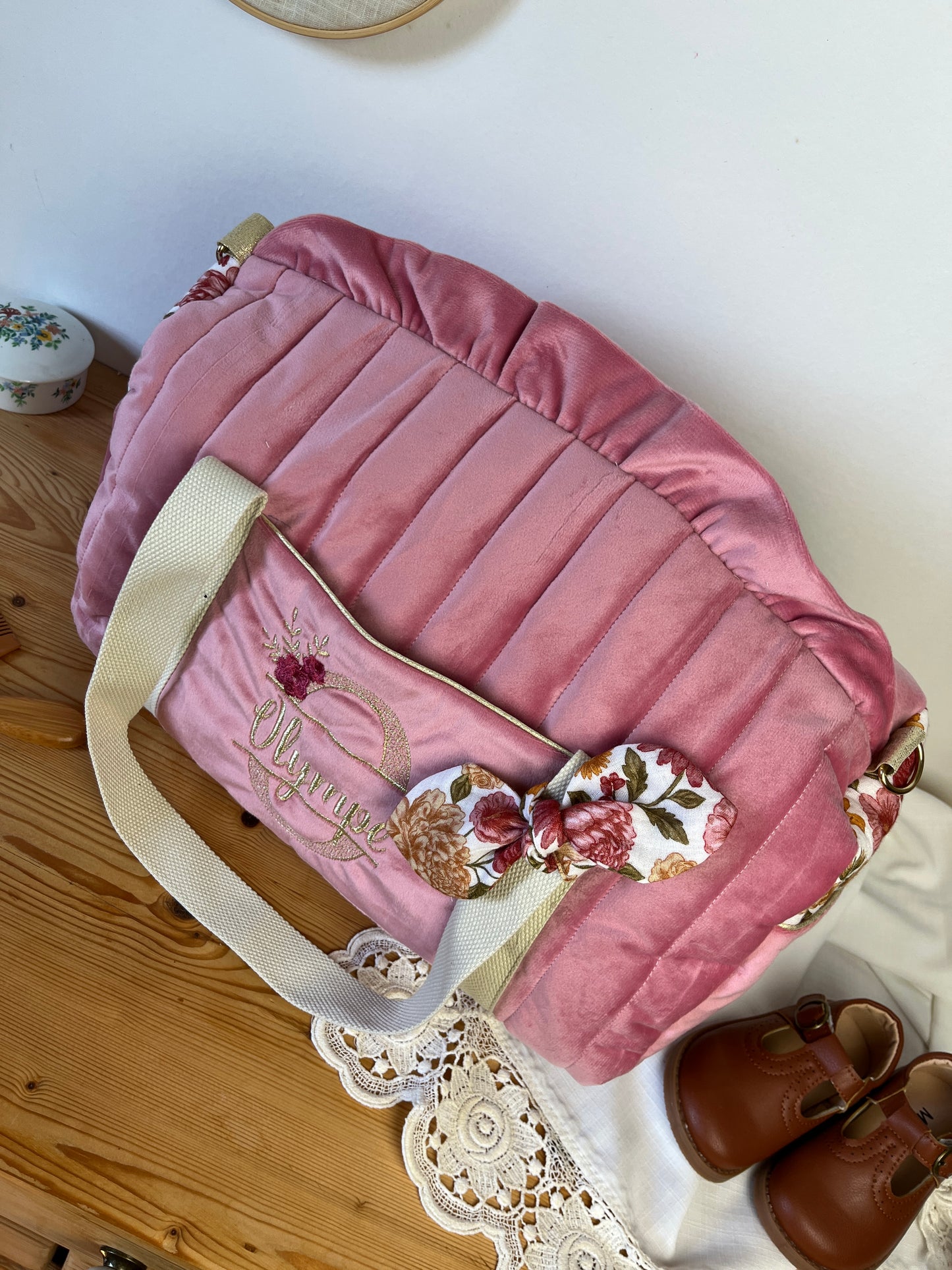 Sac Louison velours rose thé et tissu roses et noeud initiale dentelle