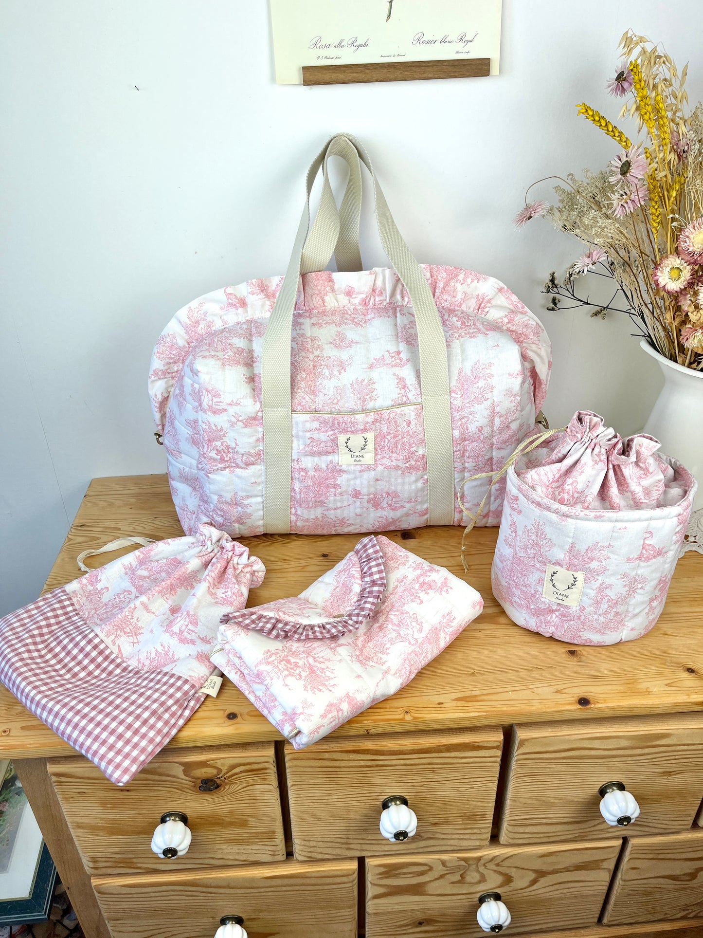 Ensemble Sac Chloé, panier pochon, pochon, et matelas à langer toile de jouy rose