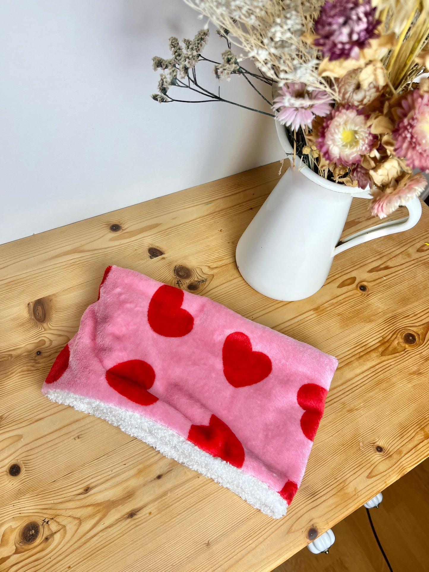 Children's neck warmer with red hearts
