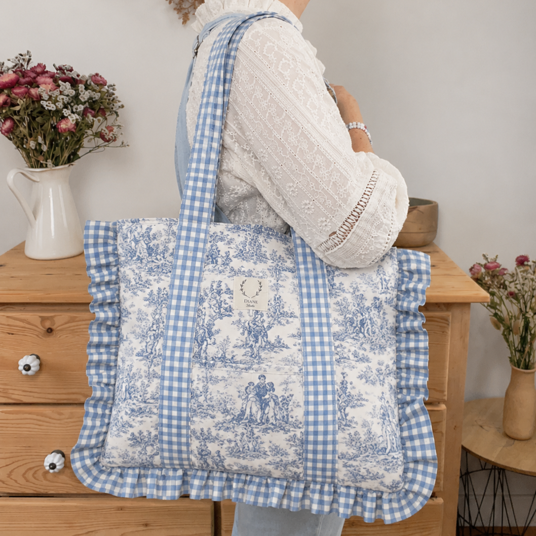 The large Agnès tote bag is 100% customizable.