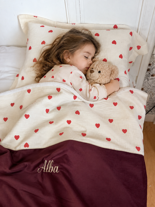 Ensemble sieste : couverture et taie d'oreiller gaze coeur et velours cerise