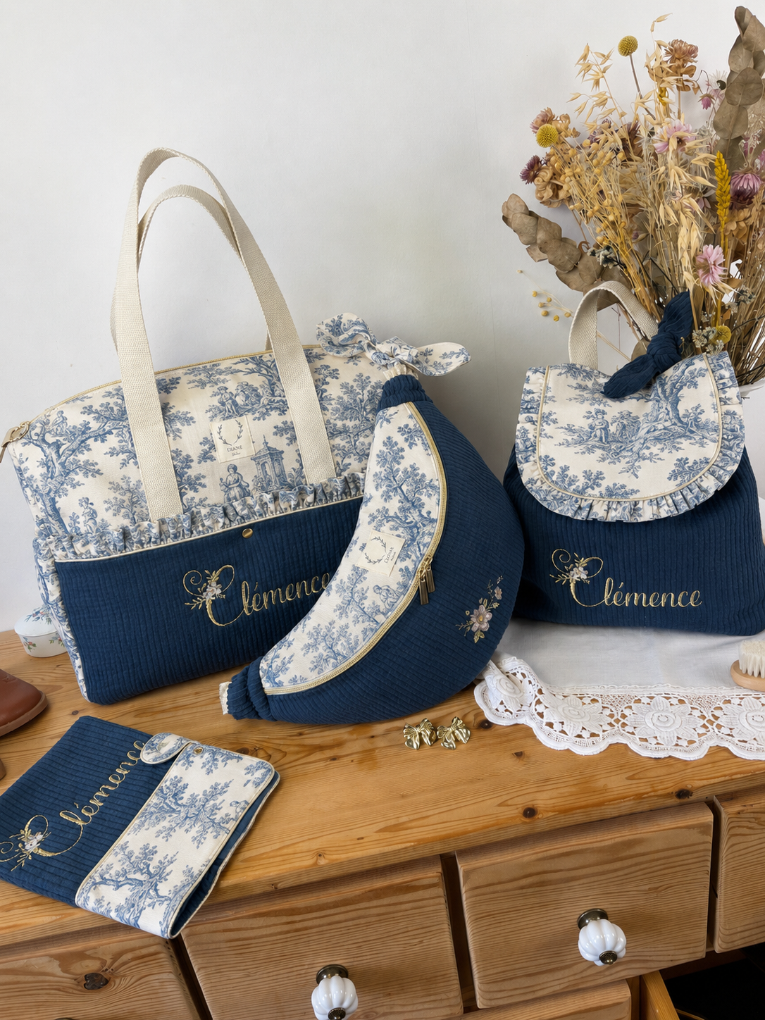 Ensemble : sac à langer/voyage, protège carnet, sac banane et sac à dos Eglantine