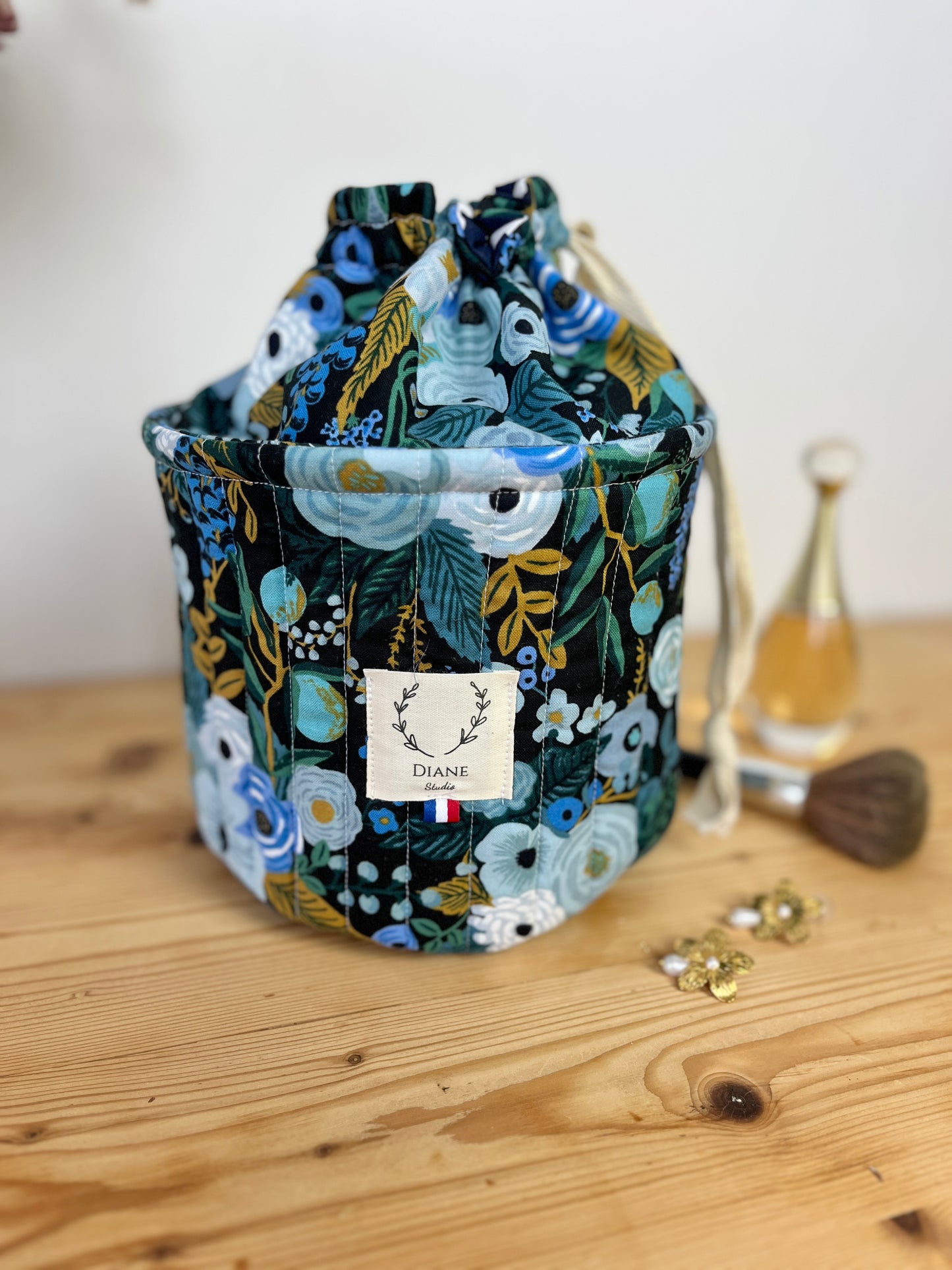 The Aëlis drawstring basket is 100% customizable.