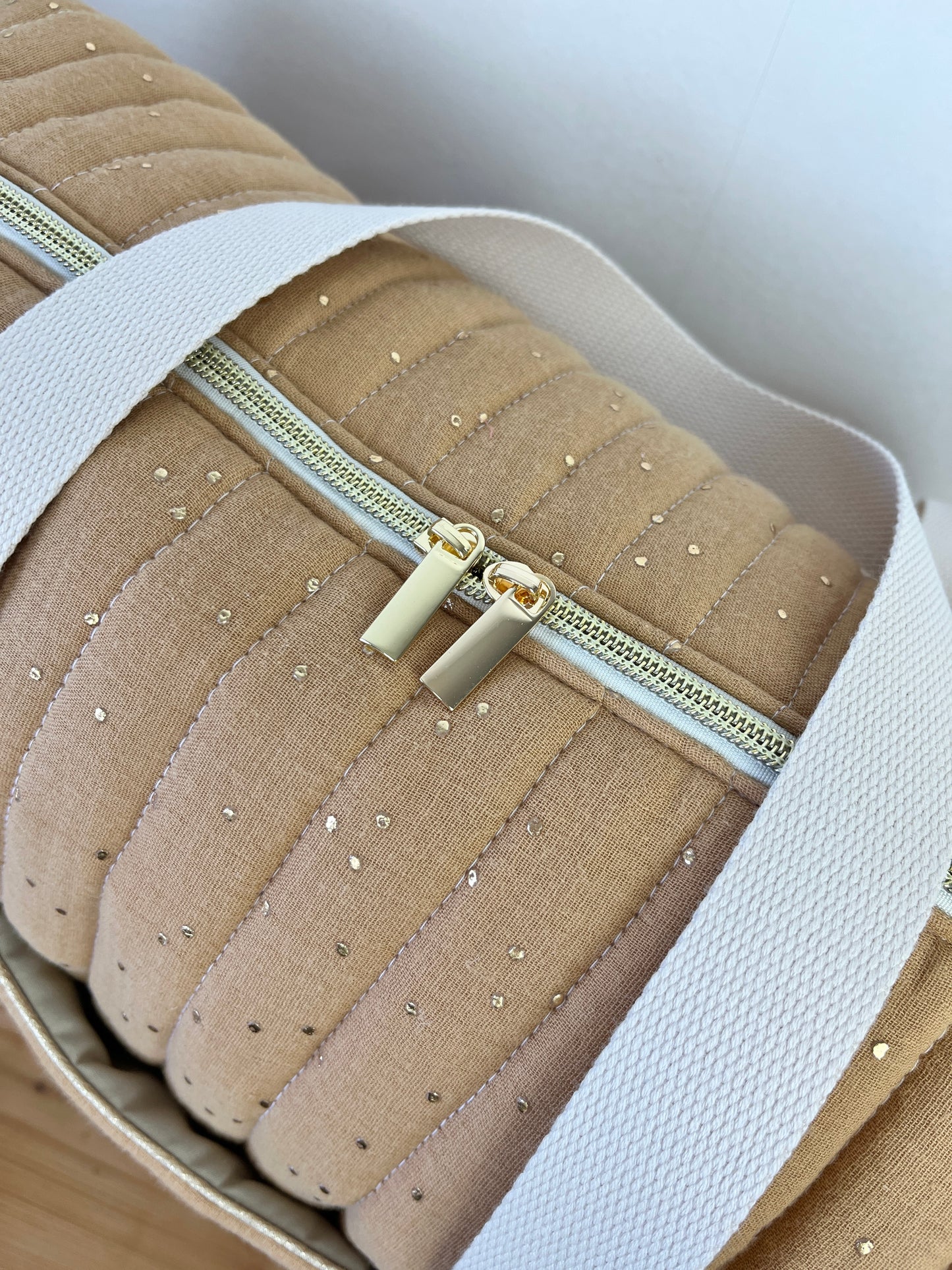 Hélène the camel and gold diaper bag