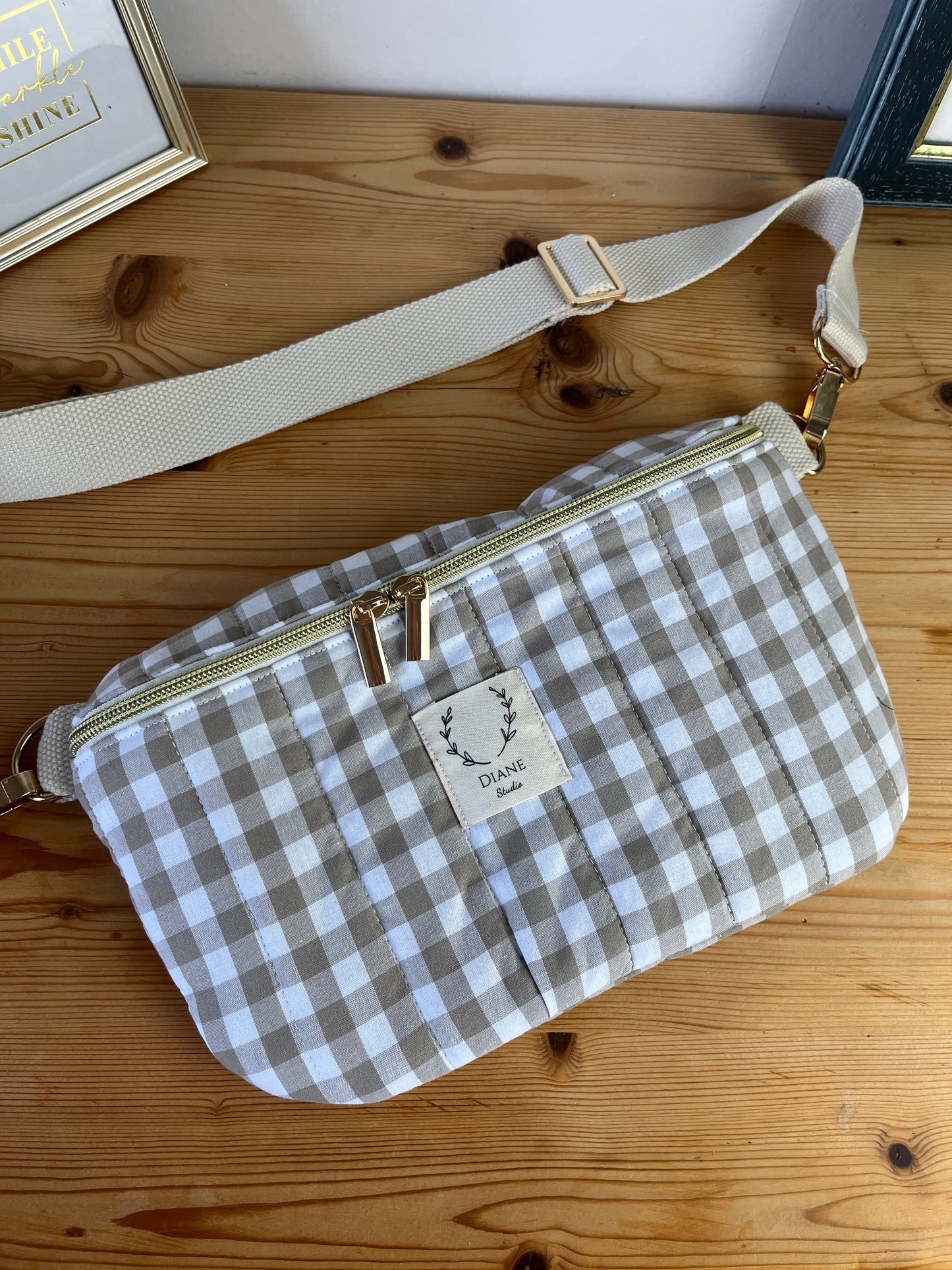 The Eléonore sherpa fanny pack in pink tulips