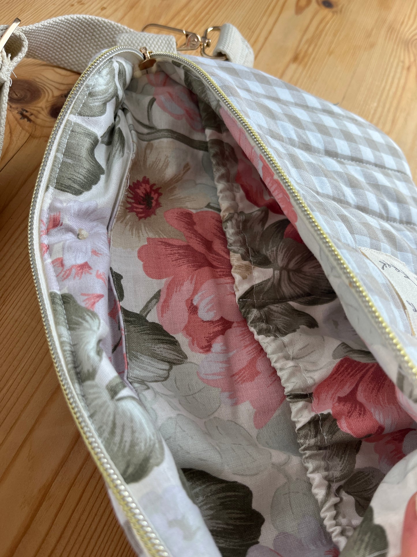 The Eléonore sherpa fanny pack in pink tulips