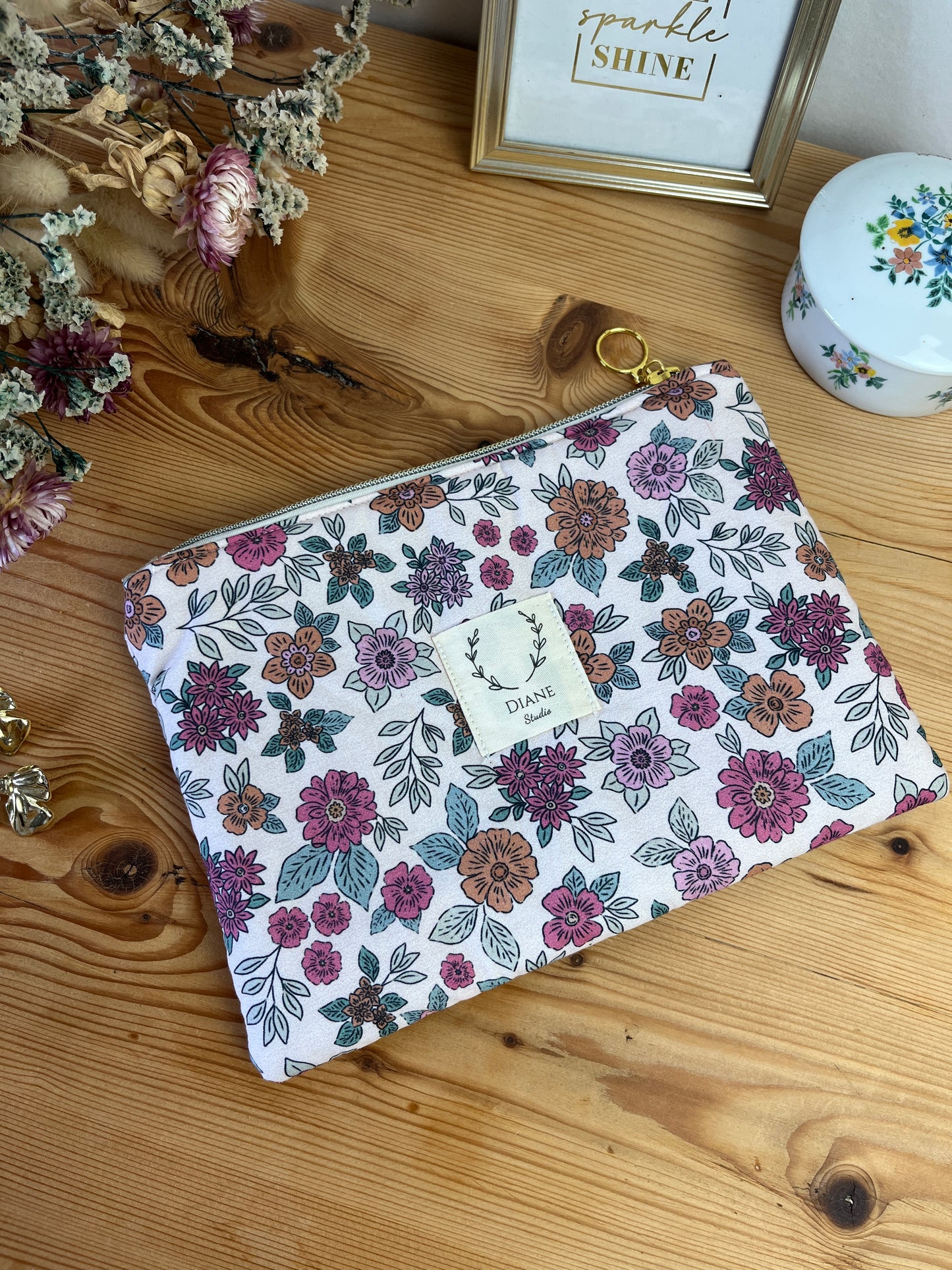 Babette the flat gold jacquard clutch