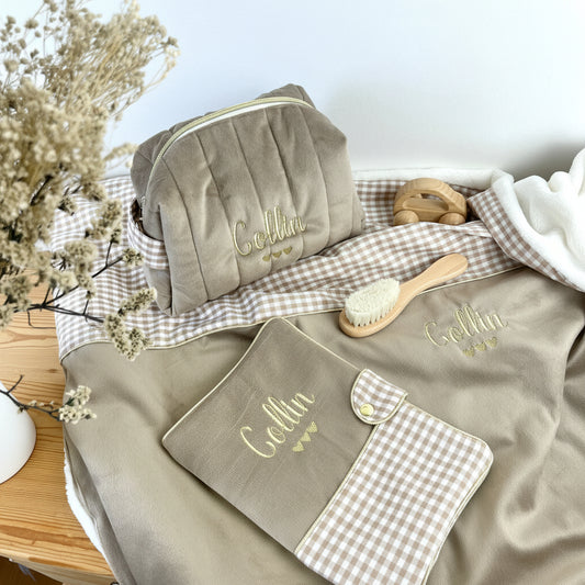 NOUVEAU Ensemble : Trousse de toilette, couverture, et protège carnet personnalisable velours et vichy galet
