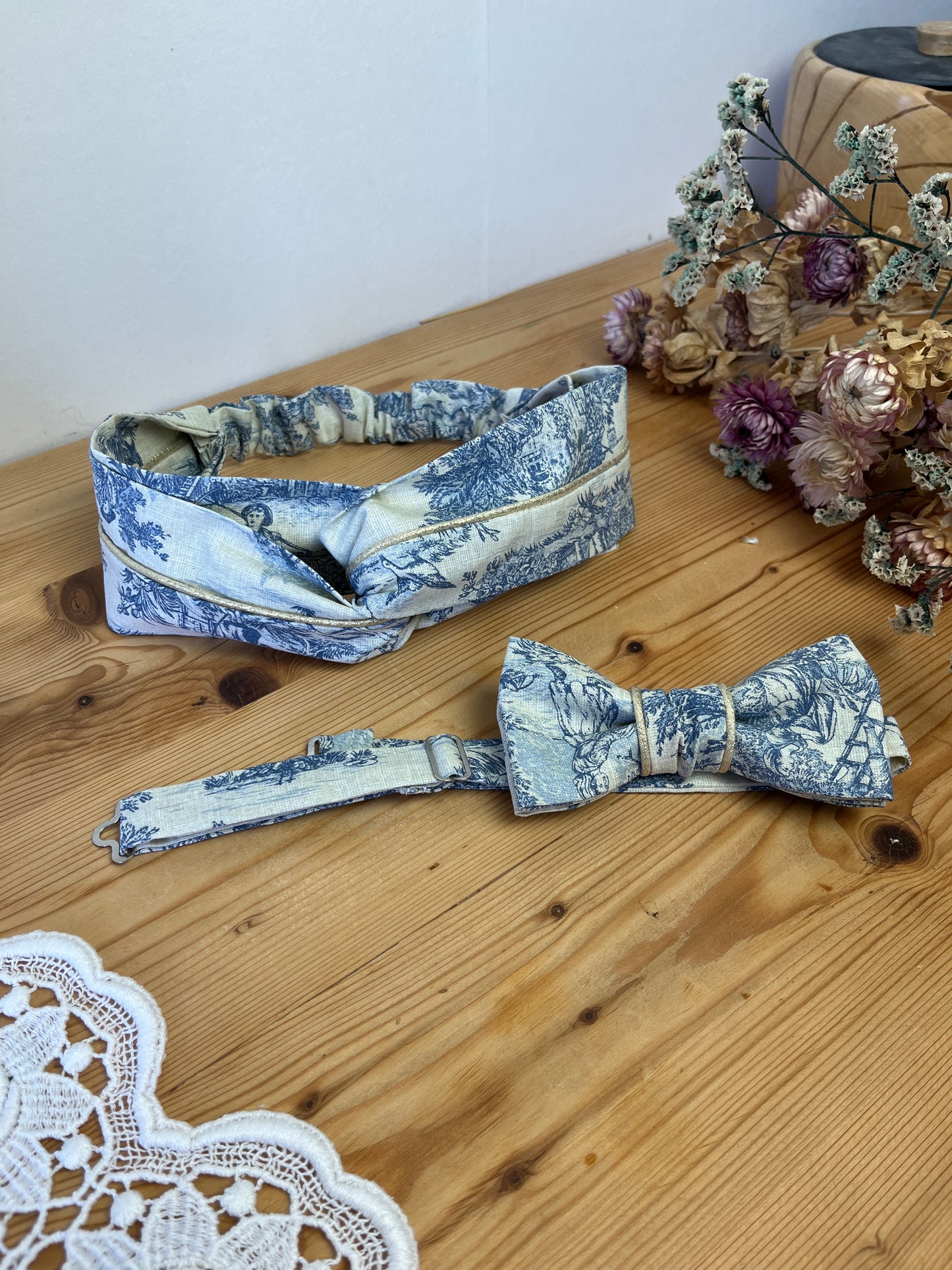 Set: gold bow tie and headband 