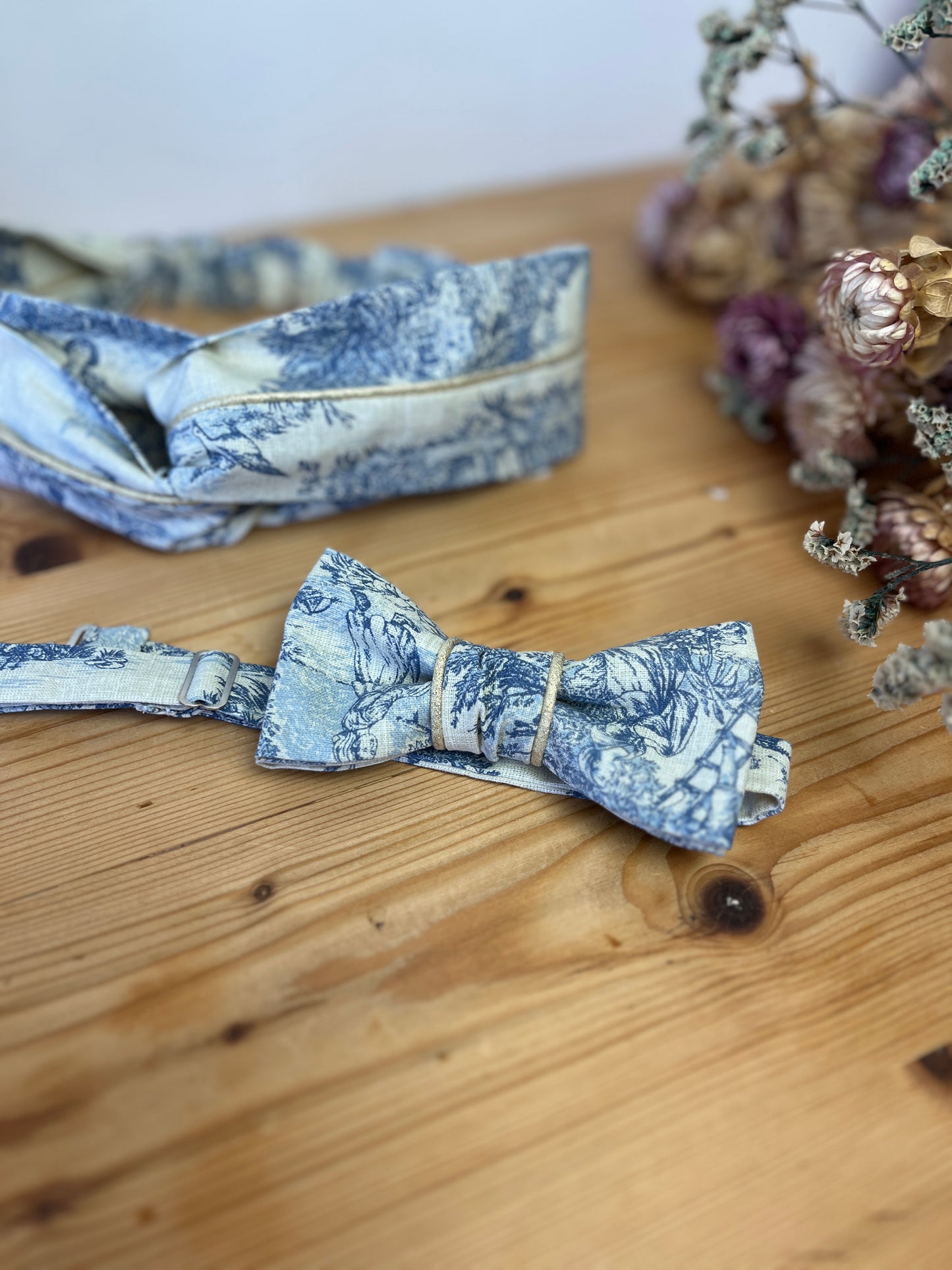 Set: gold bow tie and headband 