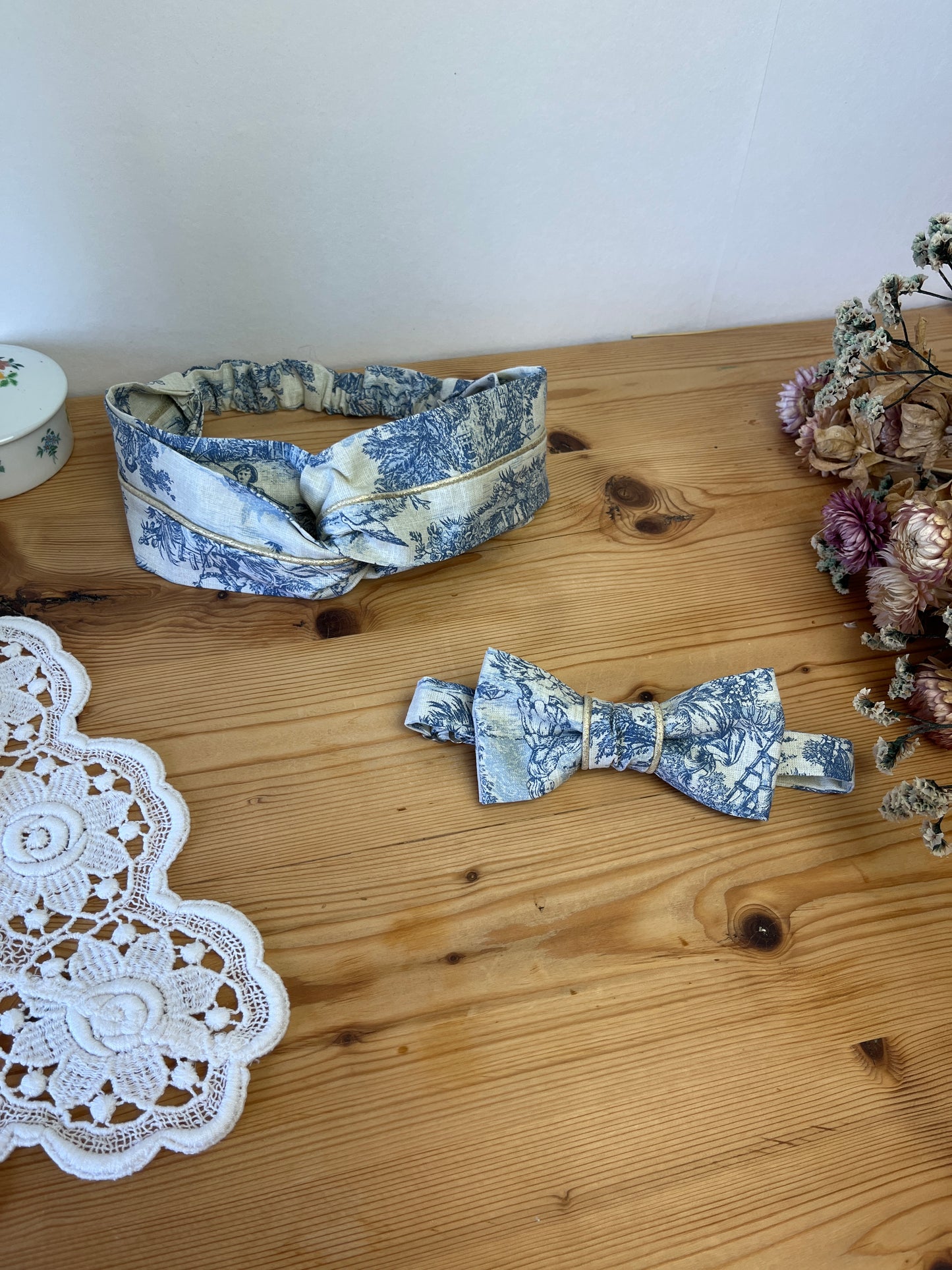 Set: gold bow tie and headband 