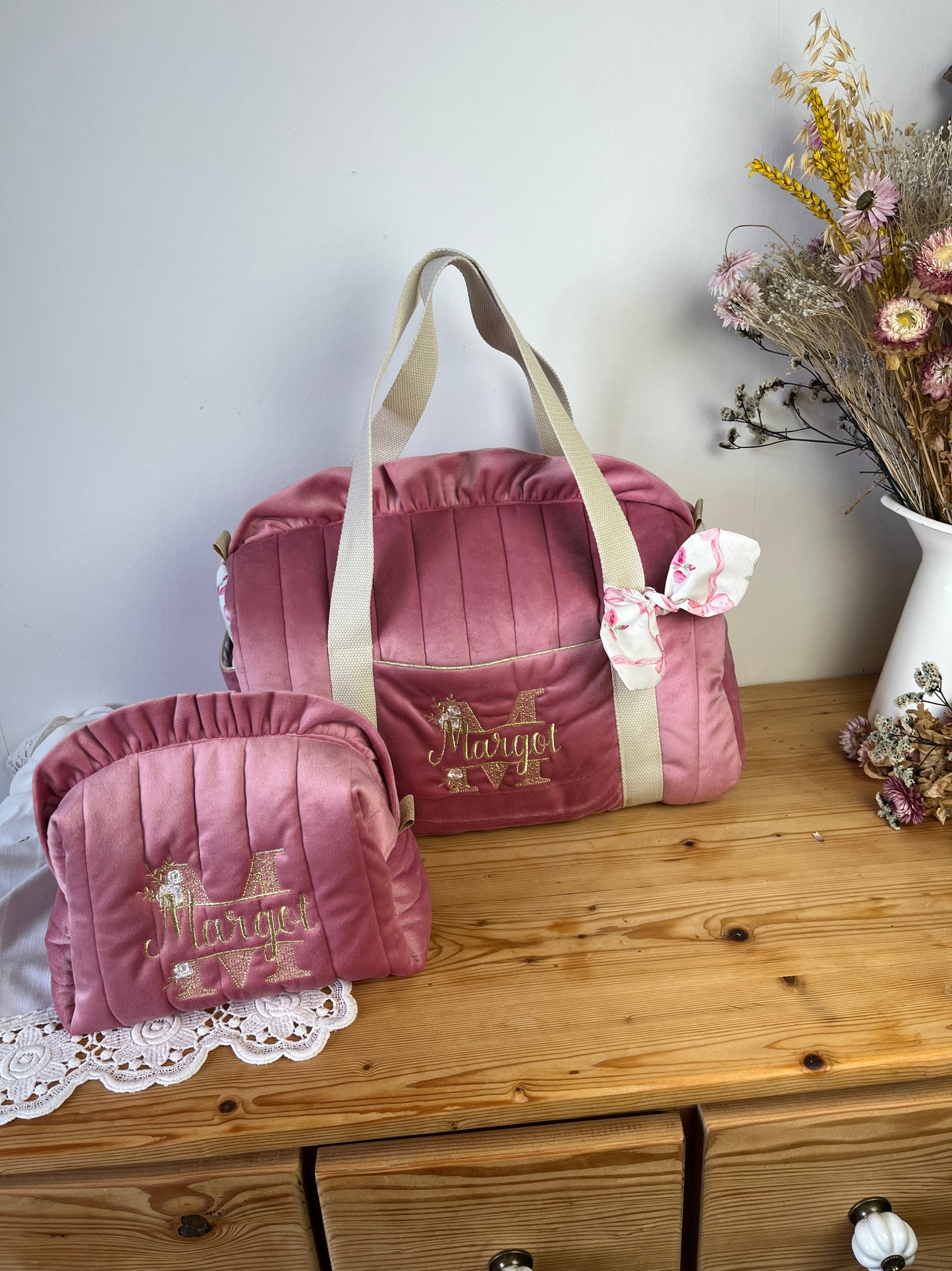 Set: duffel bag and lace initial toiletry bag