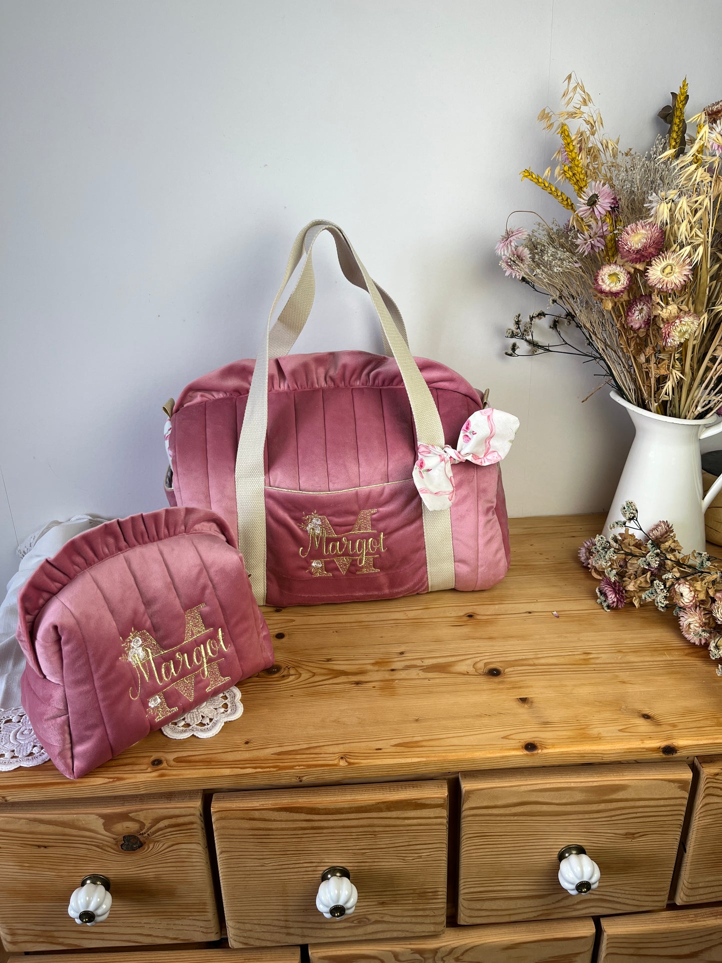 Set: duffel bag and lace initial toiletry bag