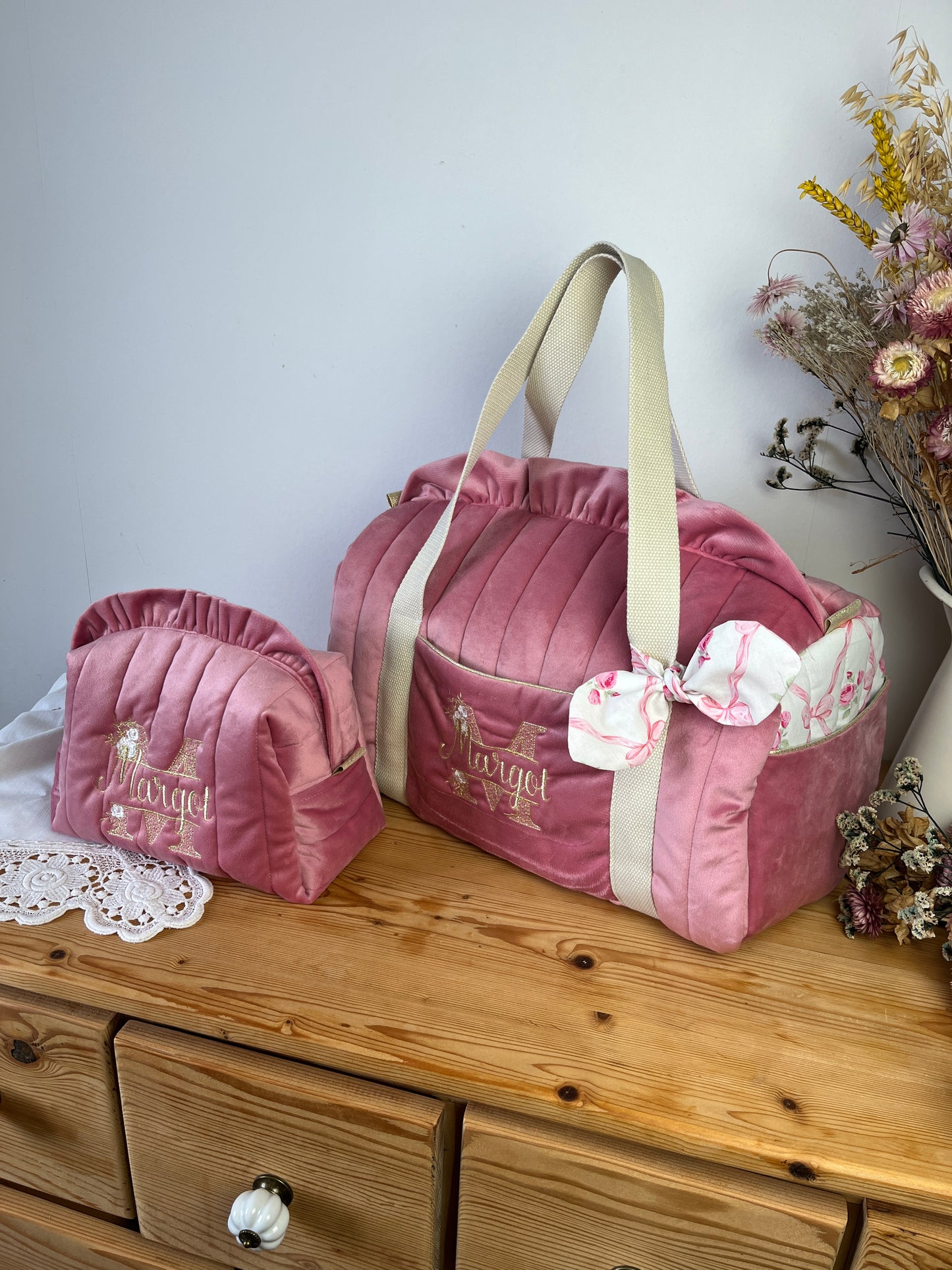 Set: duffel bag and lace initial toiletry bag