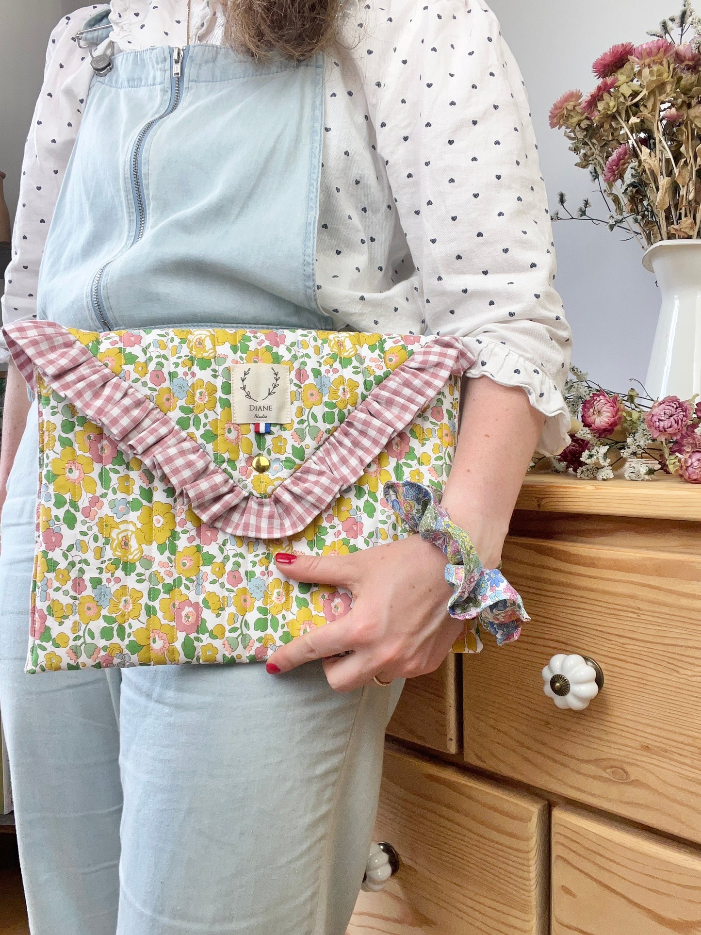 Charlotte, the 100% customizable envelope pouch