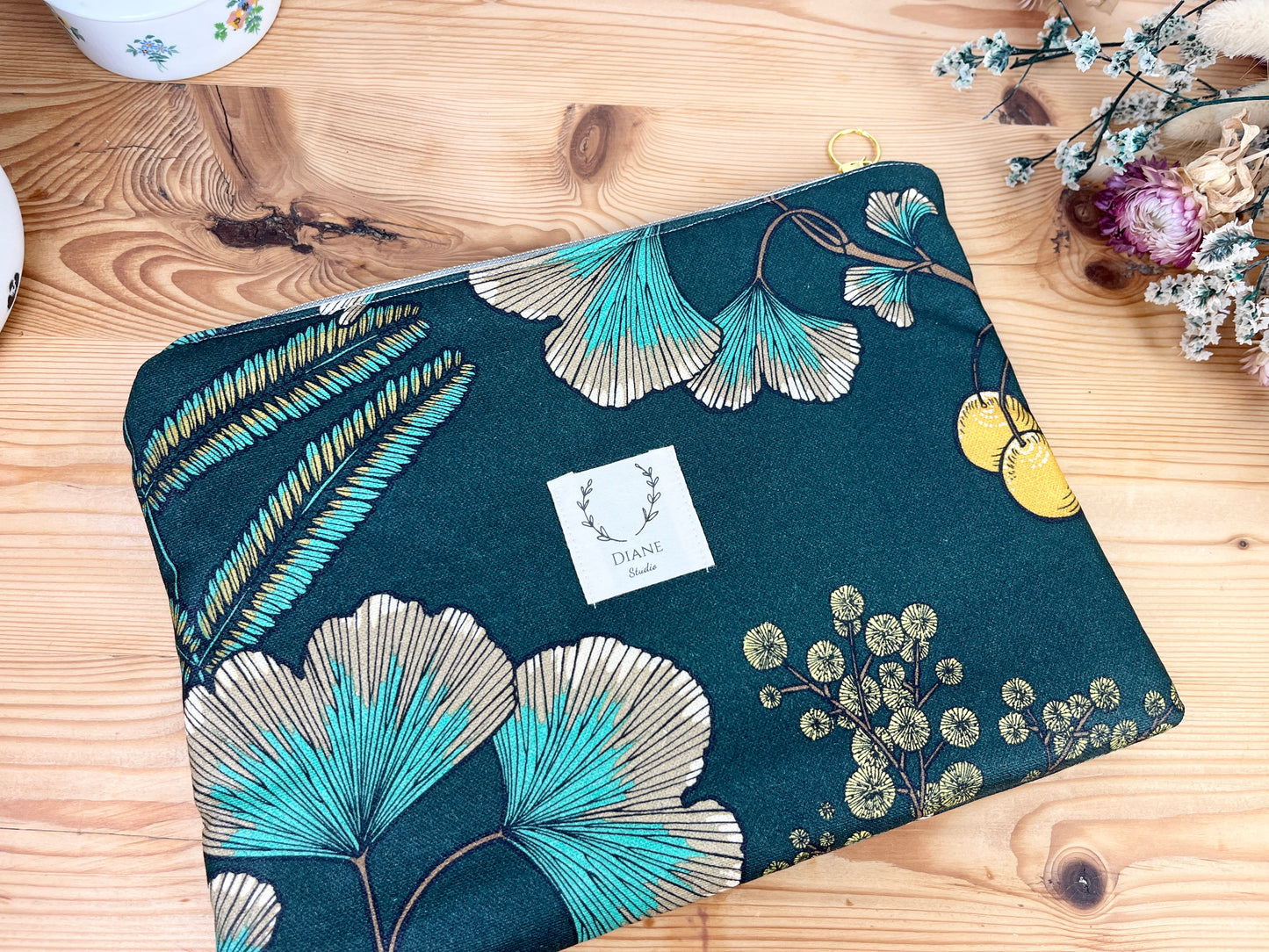 Babette the flat coated foliage pouch