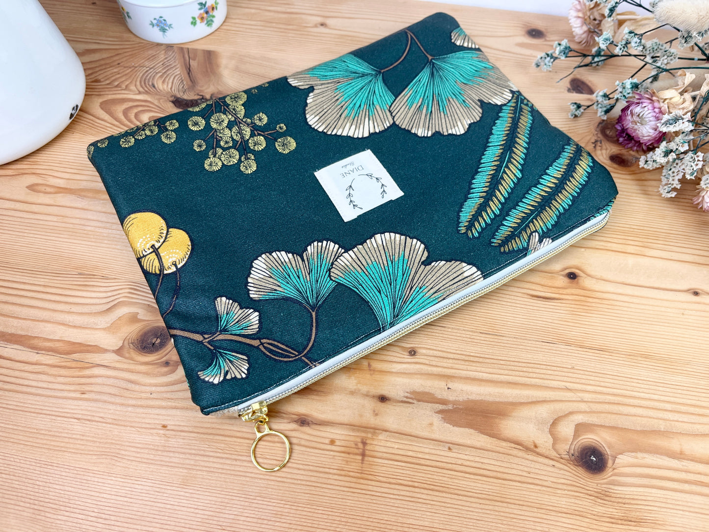 Babette the flat coated foliage pouch