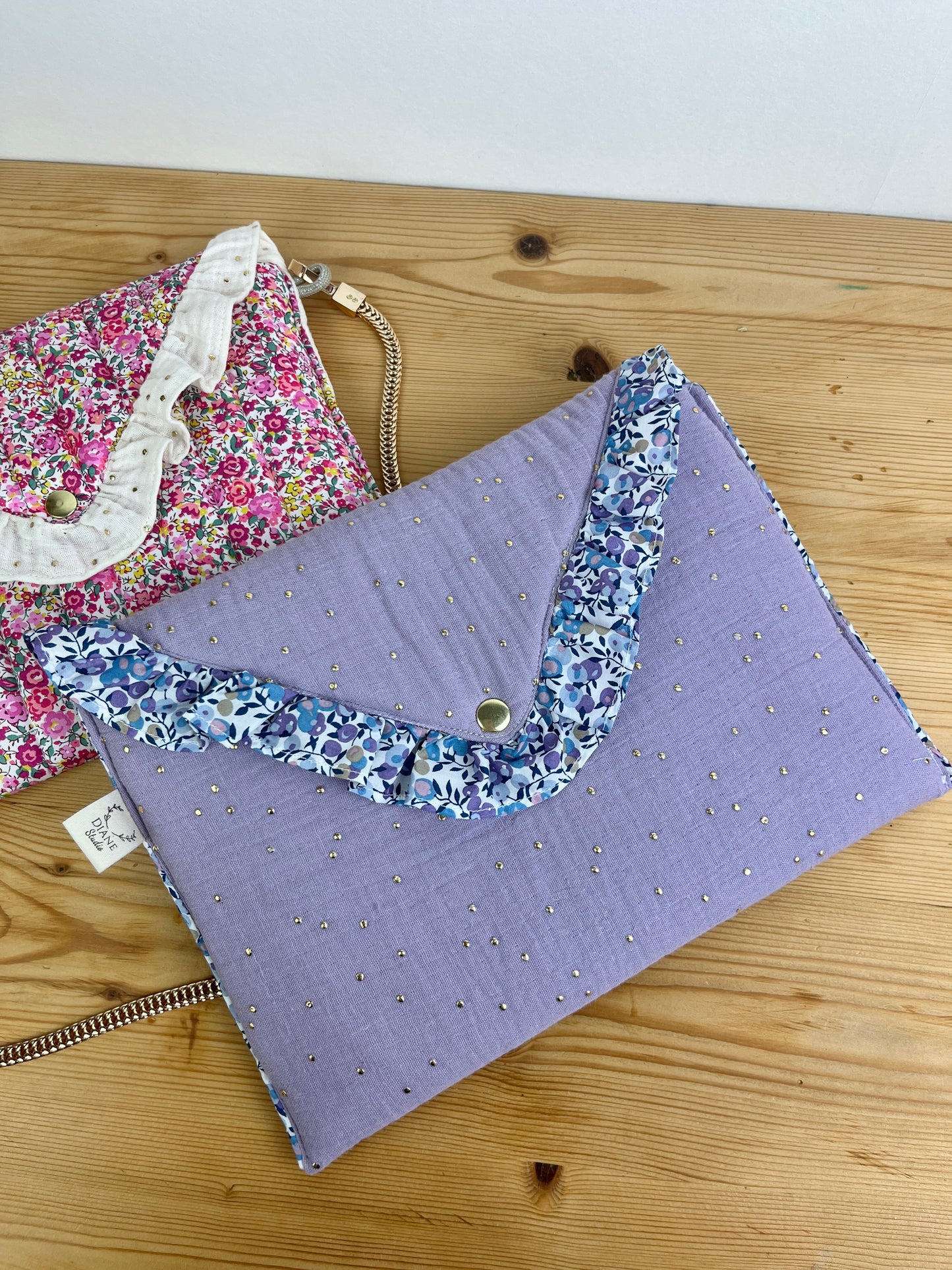 Charlotte, the 100% customizable envelope pouch