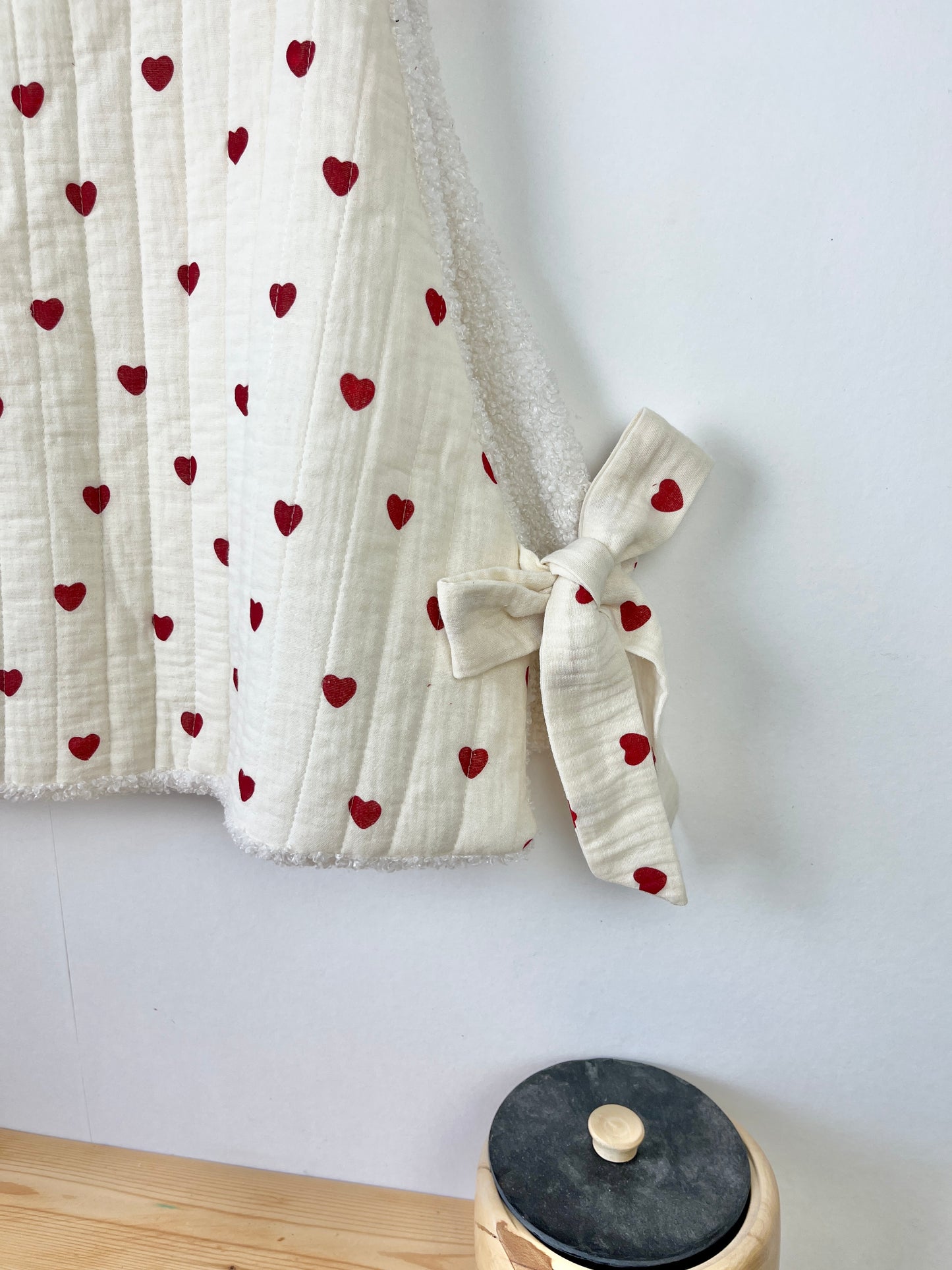 Le pull Joséphine gaze petits coeurs rouges