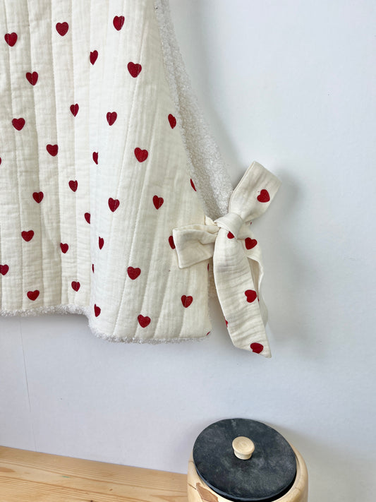 Le pull Joséphine gaze petits coeurs rouges