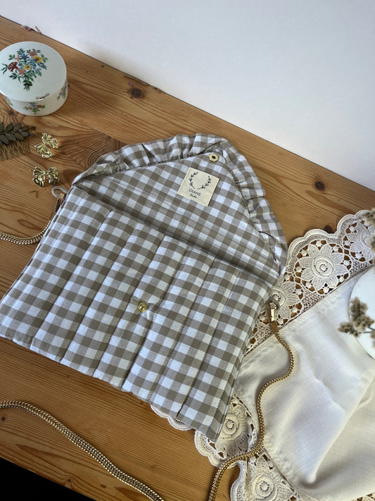 Charlotte avec chaîne vichy beige