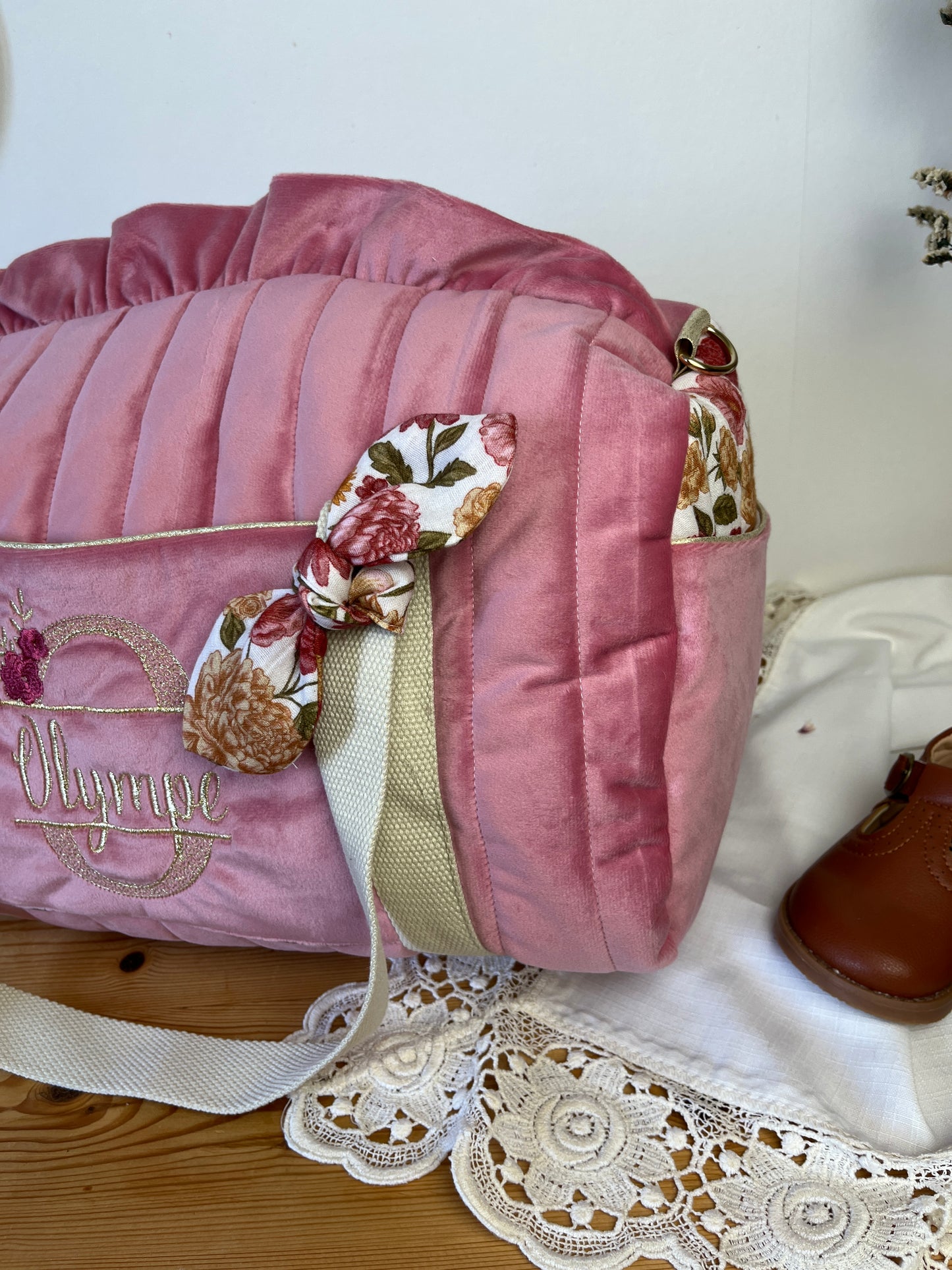 Sac Louison velours rose thé et tissu roses et noeud initiale dentelle