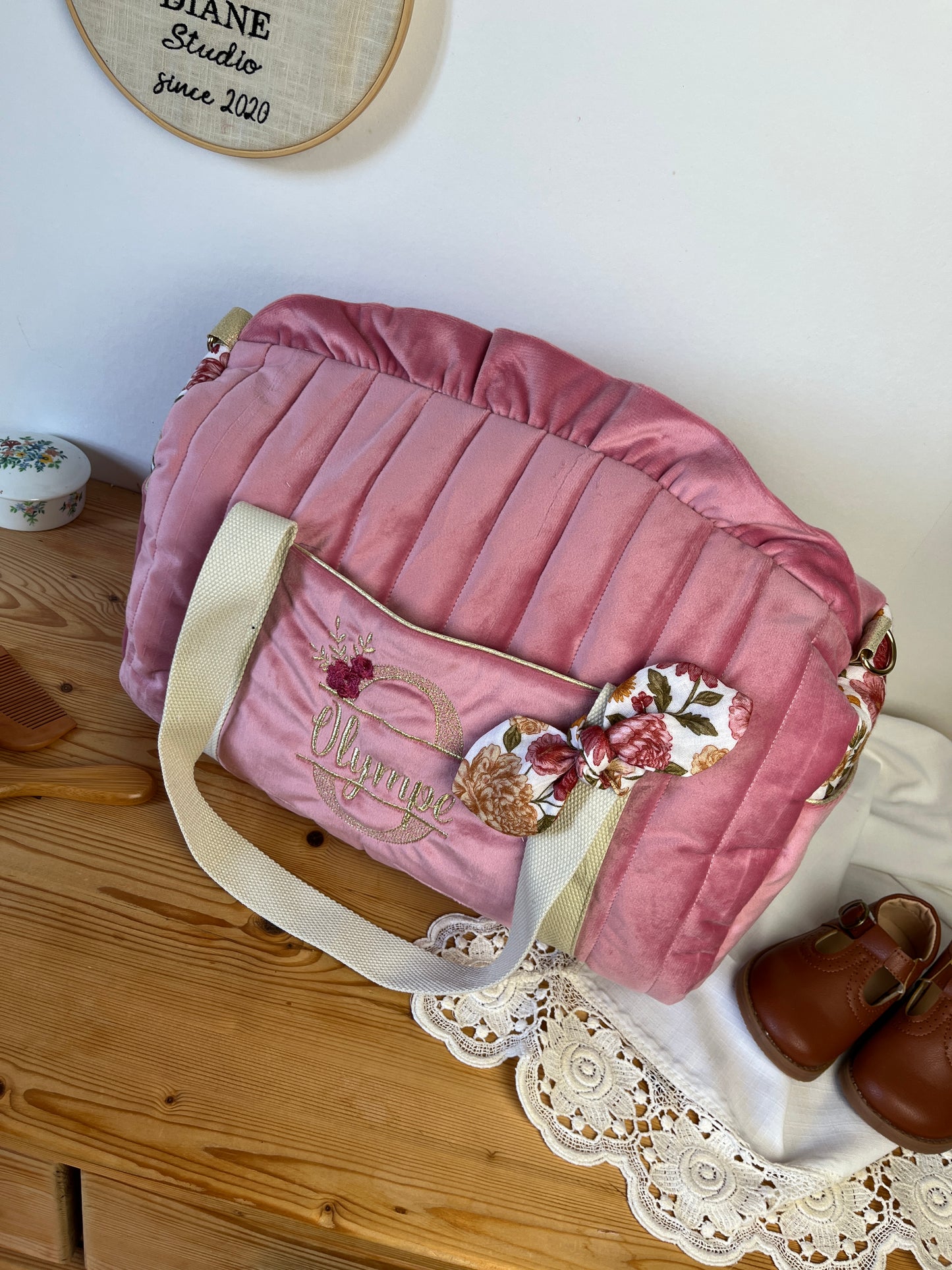 Set: duffel bag and lace initial toiletry bag
