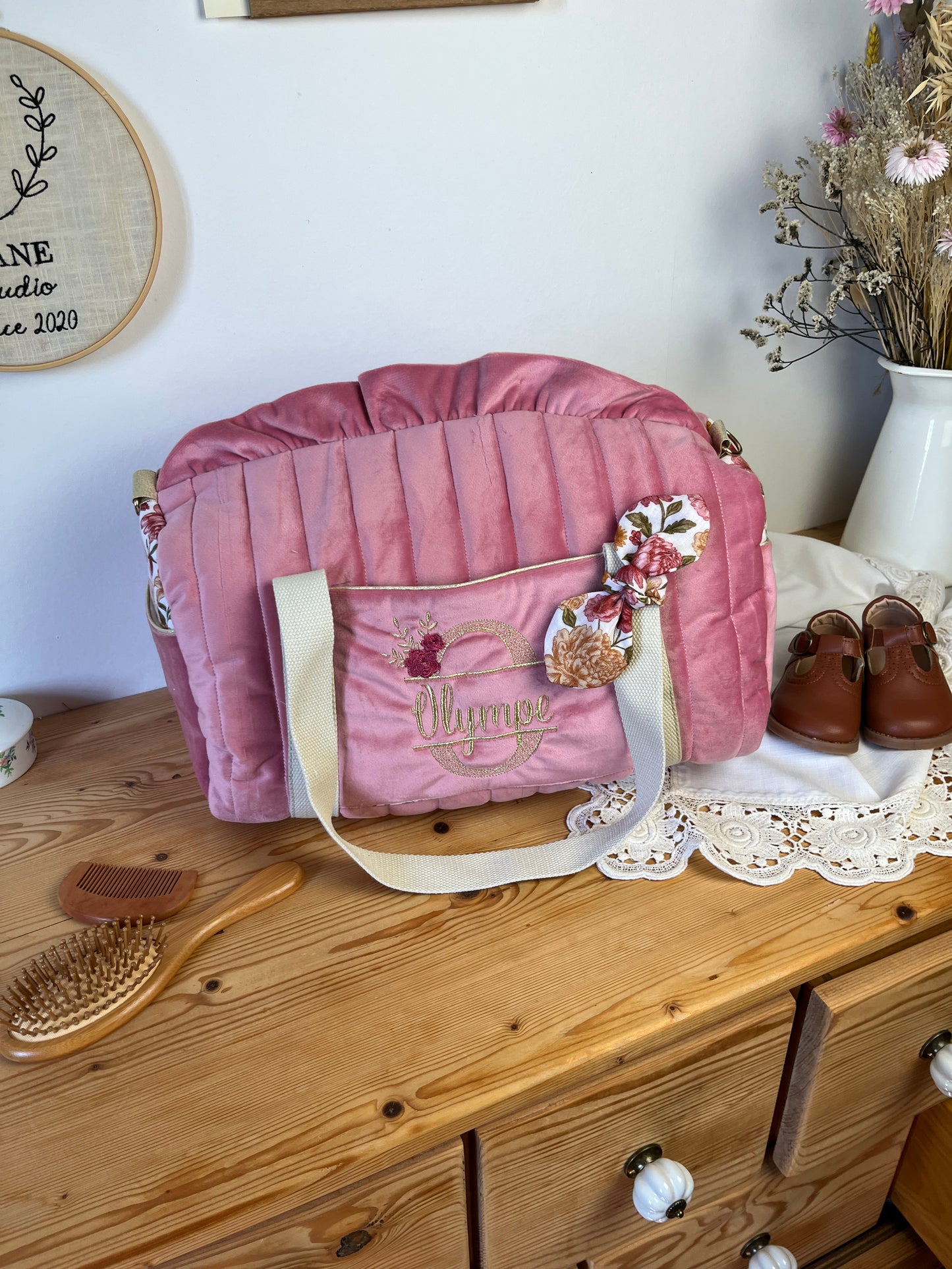 Sac Louison velours rose thé et tissu roses et noeud initiale dentelle