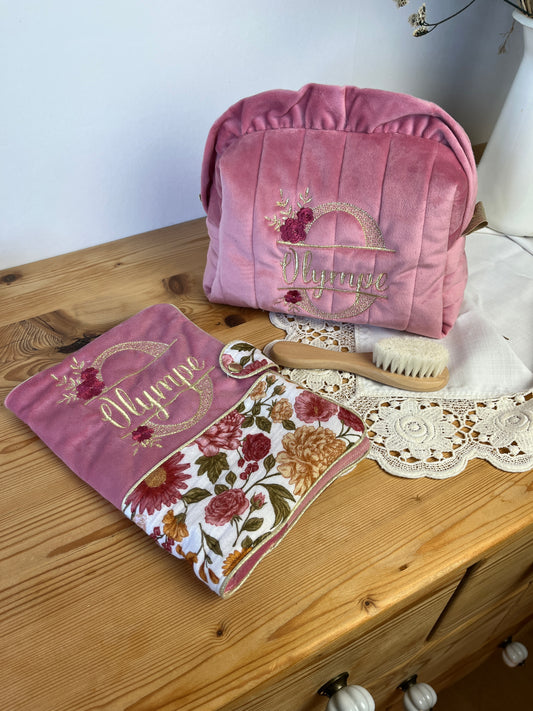 Ensemble : Trousse de toilette et protège carnet de santé velours rose et gaze Elisabeth