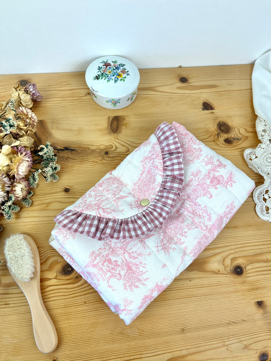 Le matelas à langer nomade toile de jouy et vichy rose