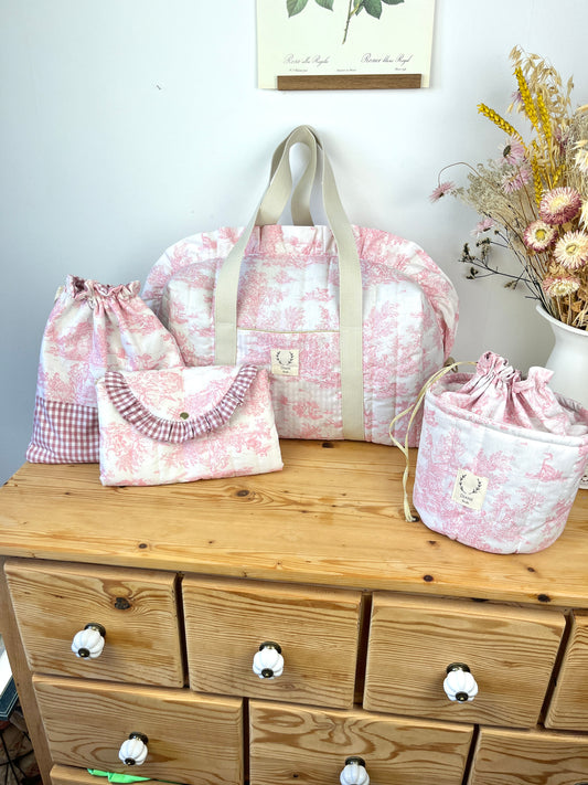 Ensemble Sac Chloé, panier pochon, pochon, et matelas à langer toile de jouy rose