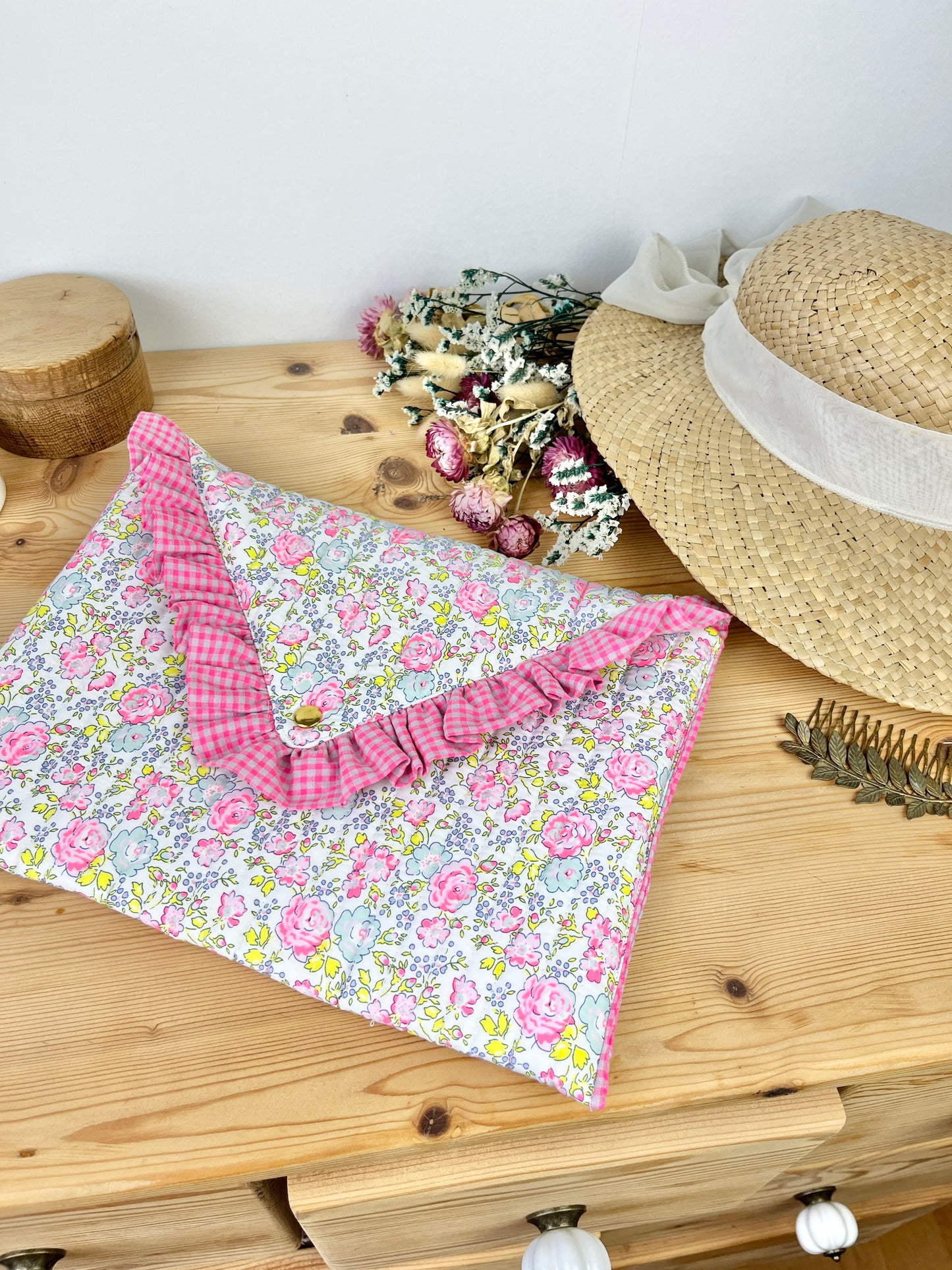 Charlotte, the 100% customizable envelope pouch