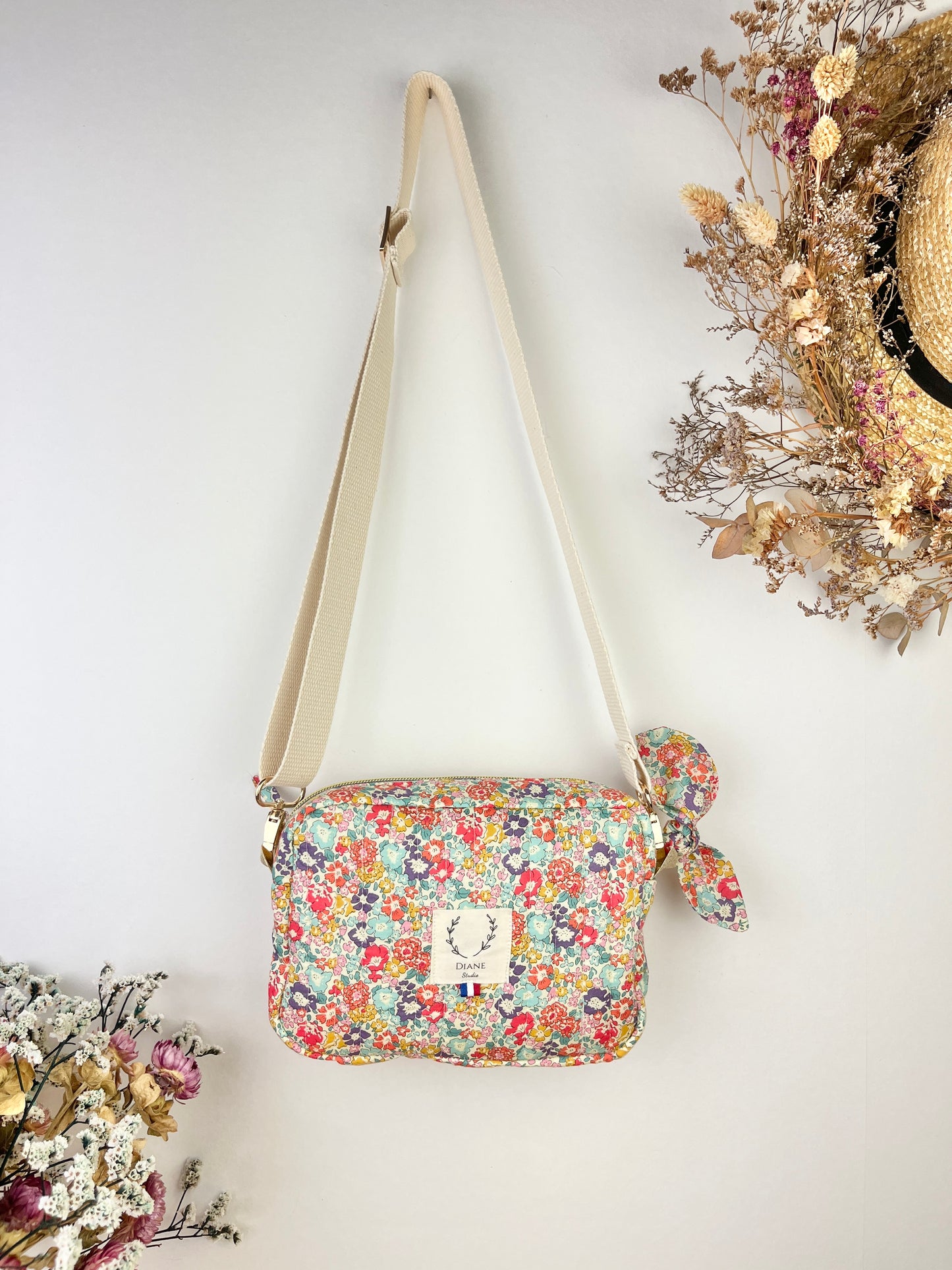 The Elisabeth shoulder bag is 100% customizable.