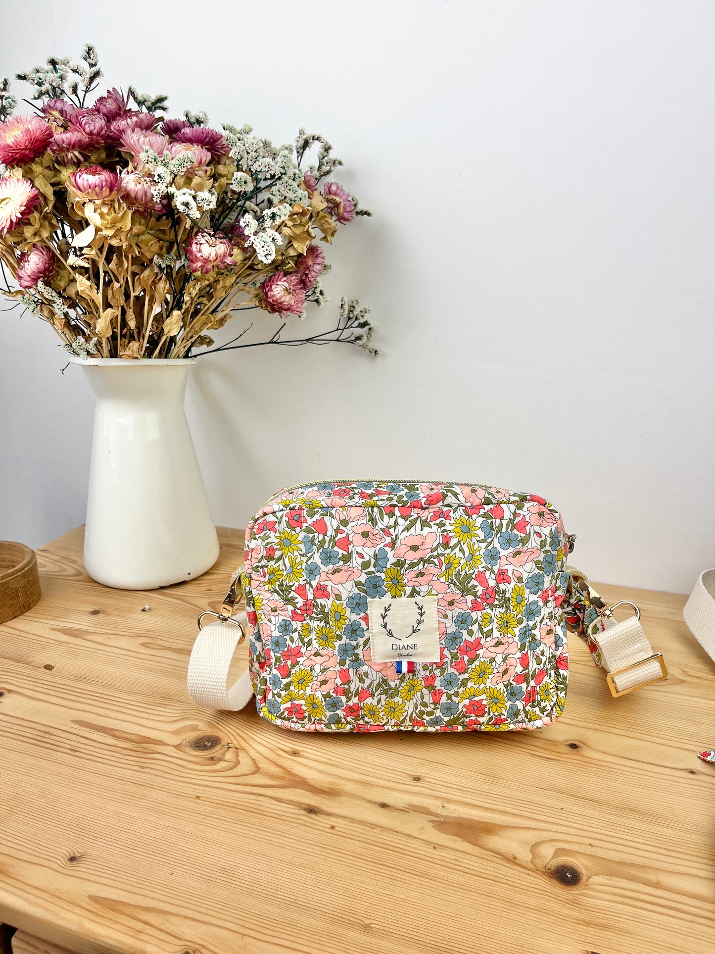 The Elisabeth shoulder bag is 100% customizable.