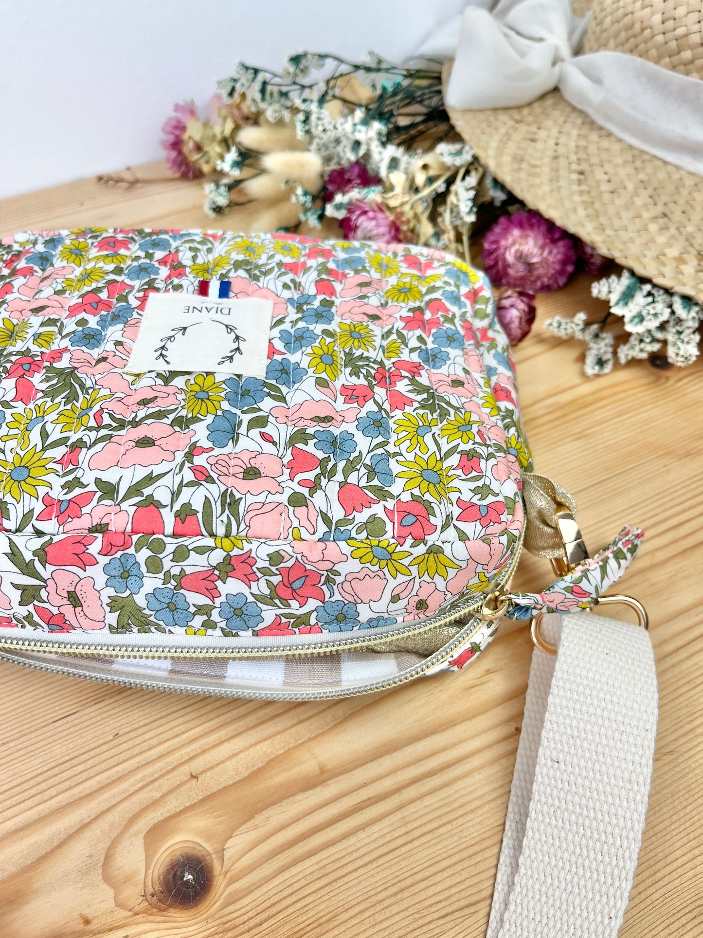 The Elisabeth shoulder bag is 100% customizable.