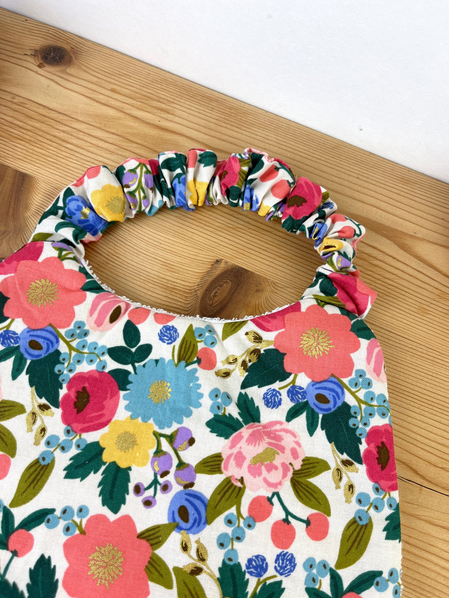 La serviette élastiquée gaze indigo et vintage garden