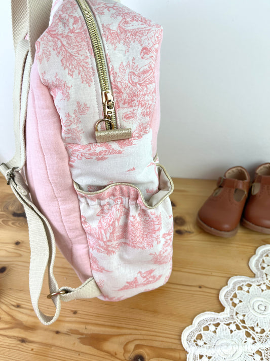 Le sac à dos enfant Ombeline gaze et jouy rose initiale dentelle