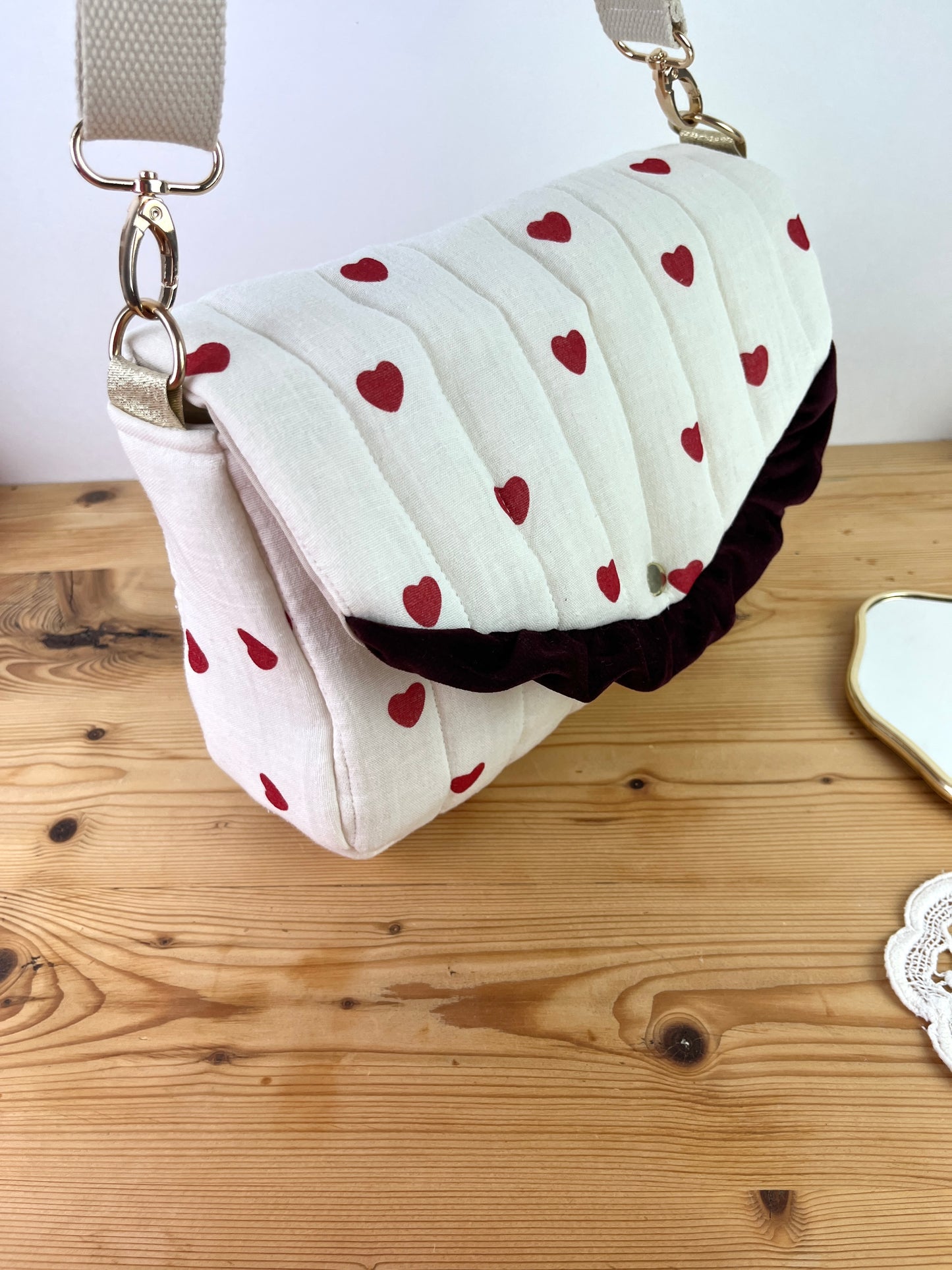 Le sac Elise gaze coeurs rouges et velours cerise