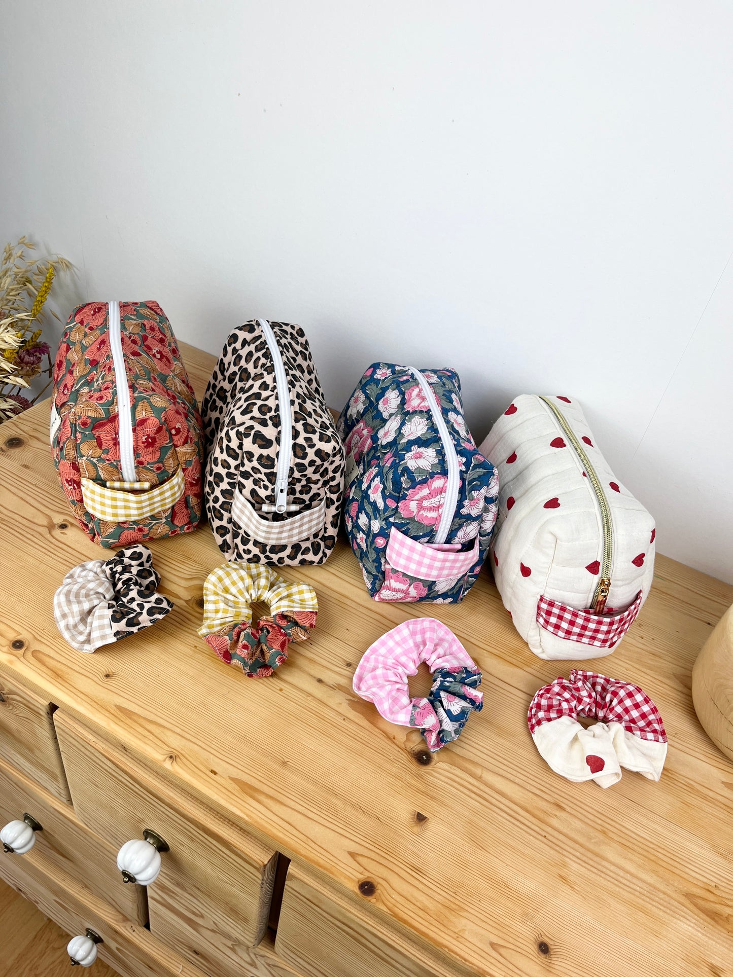Set: toiletry bag and scrunchie of your choice 