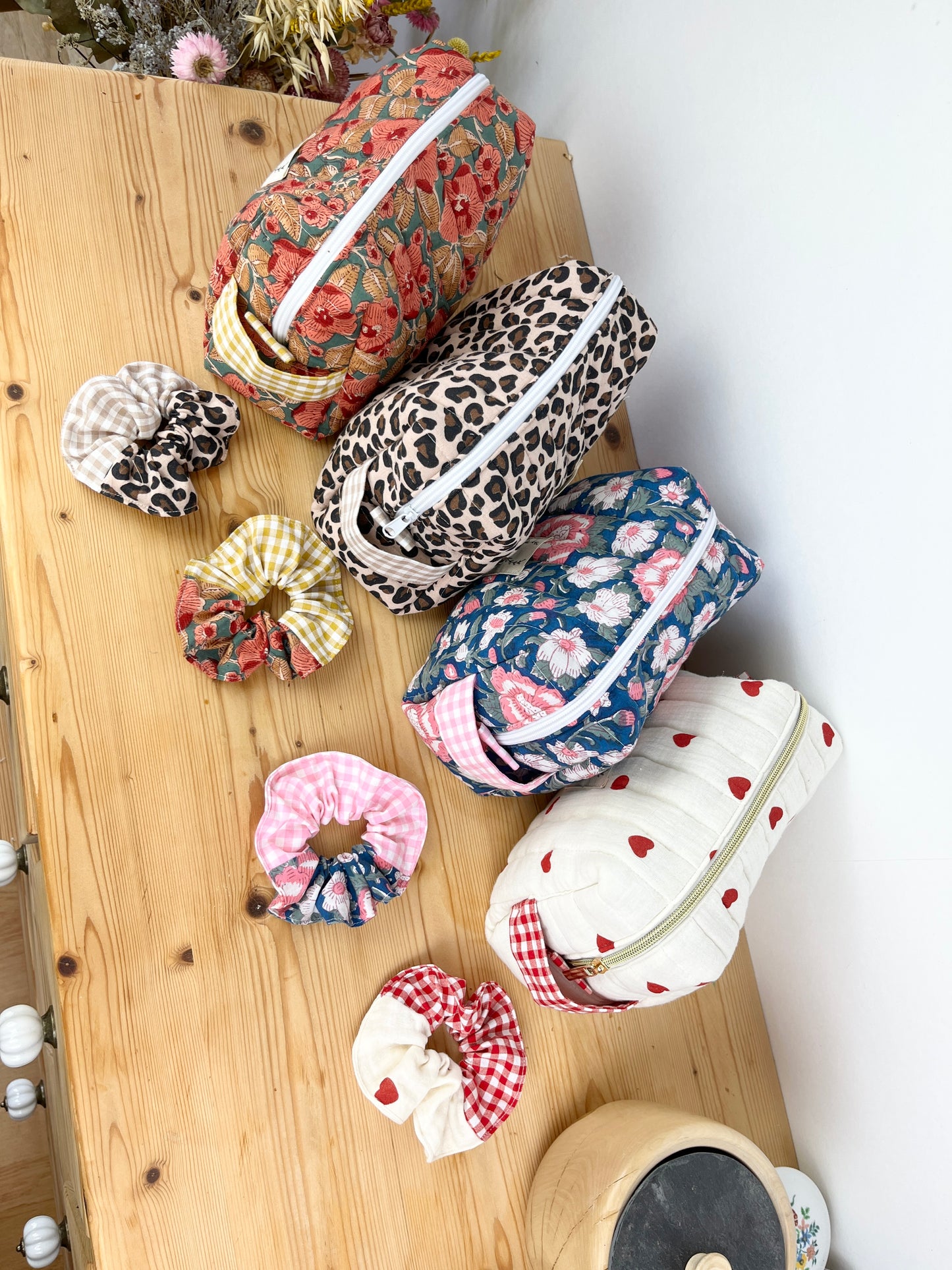Set: toiletry bag and scrunchie of your choice 