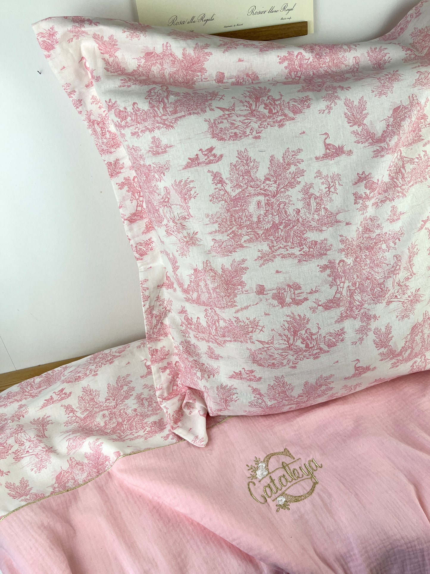 Ensemble : couverture enfant, taie d'oreiller, et sac Ombeline gaze et jouy rose initiale dentelle