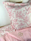 Ensemble : couverture enfant, taie d'oreiller, et sac Ombeline gaze et jouy rose initiale dentelle