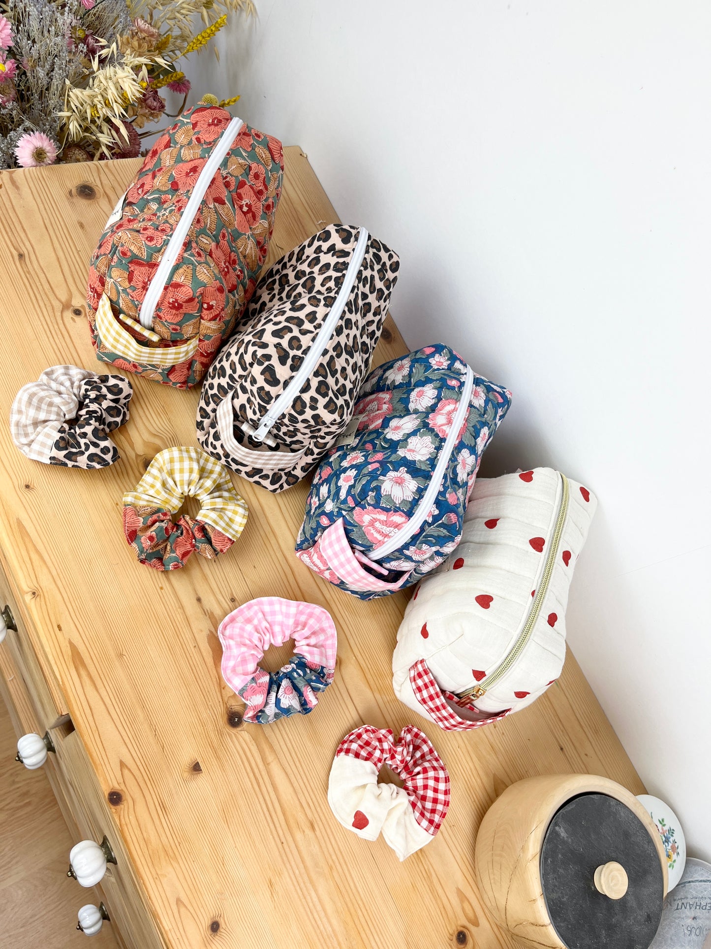Set: toiletry bag and scrunchie of your choice 