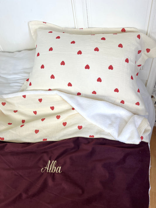 Ensemble sieste : couverture et taie d'oreiller gaze coeur et velours cerise
