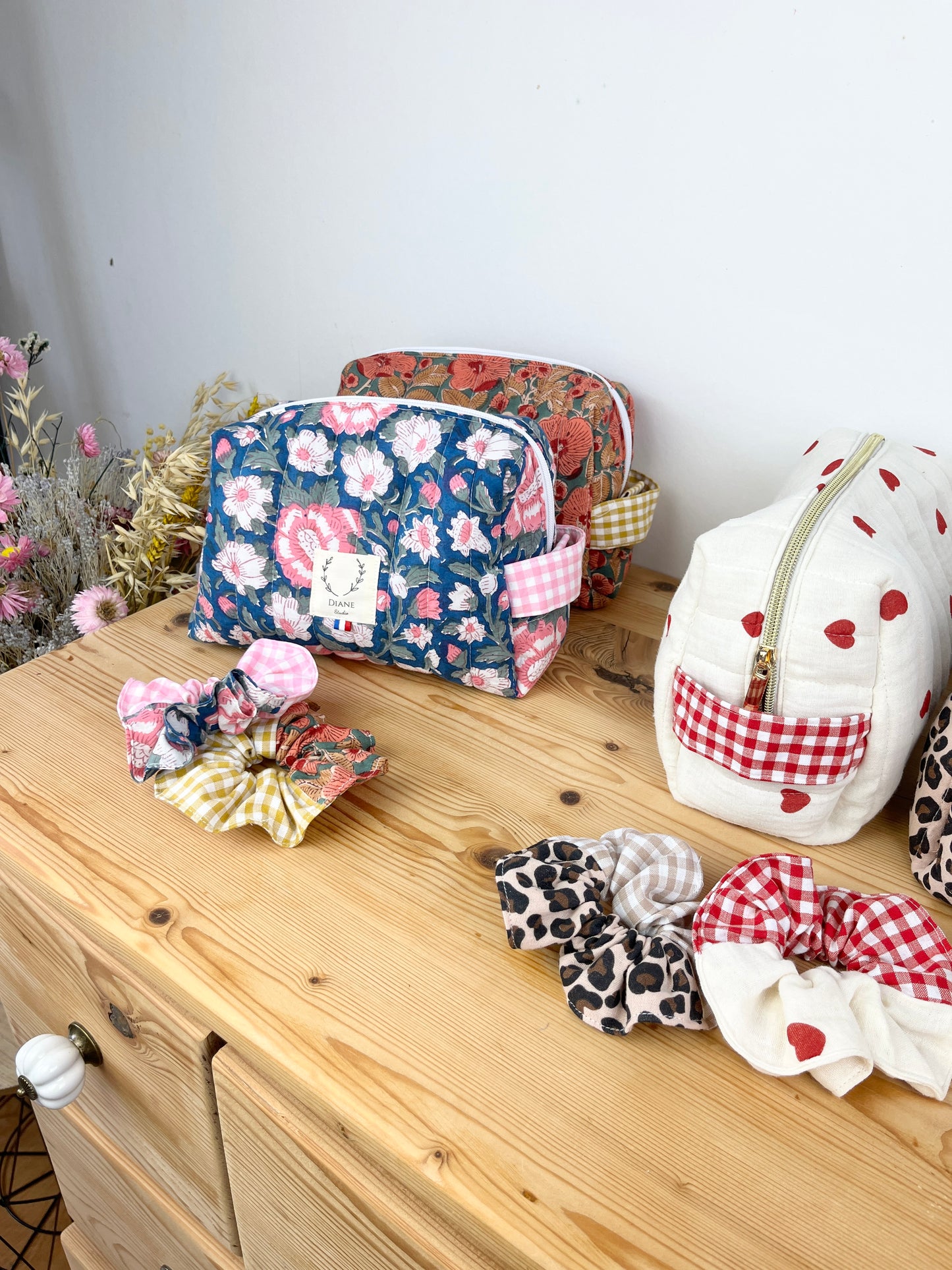 Set: toiletry bag and scrunchie of your choice 