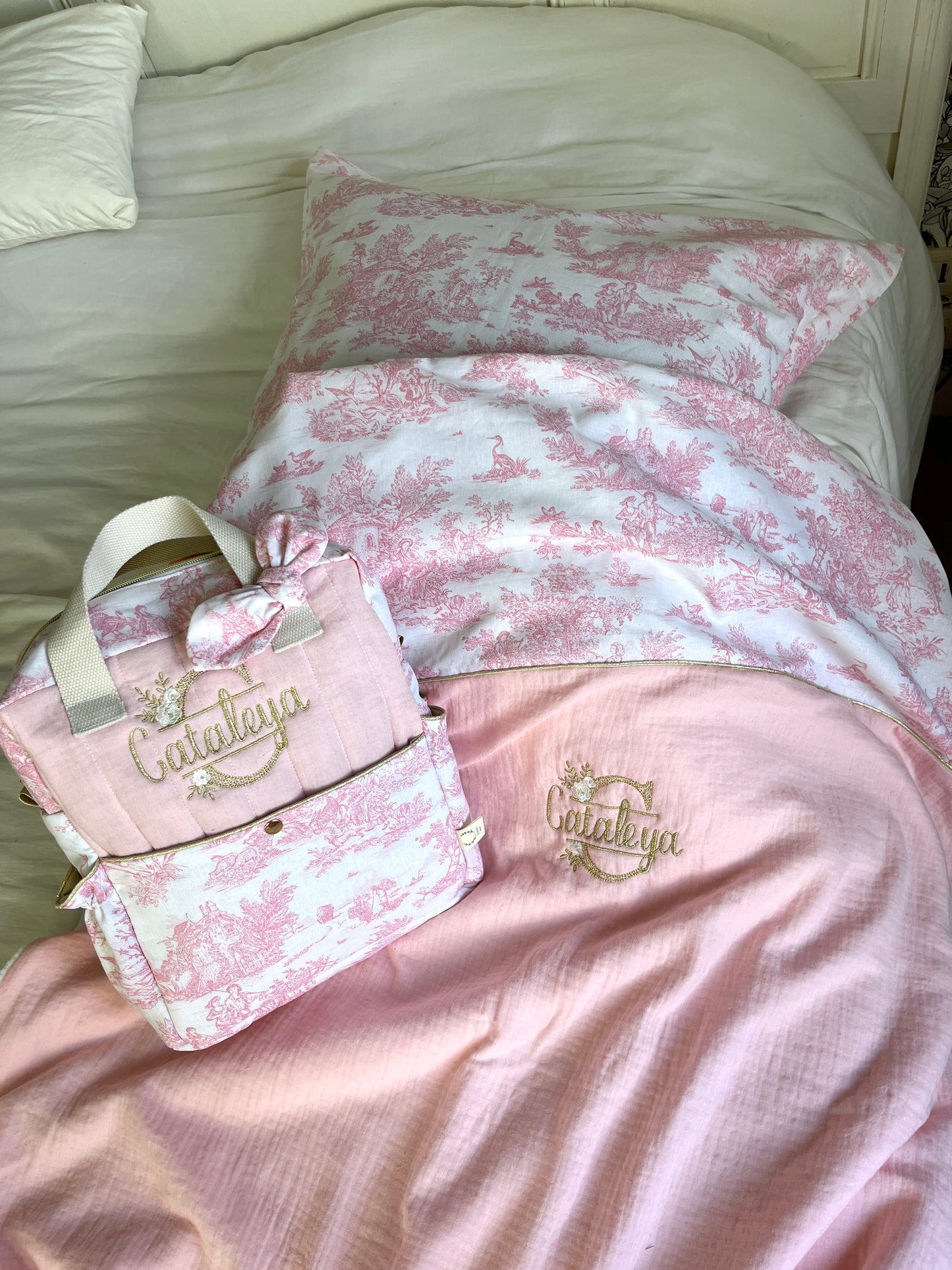Ensemble : couverture enfant, taie d'oreiller, et sac Ombeline gaze et jouy rose initiale dentelle