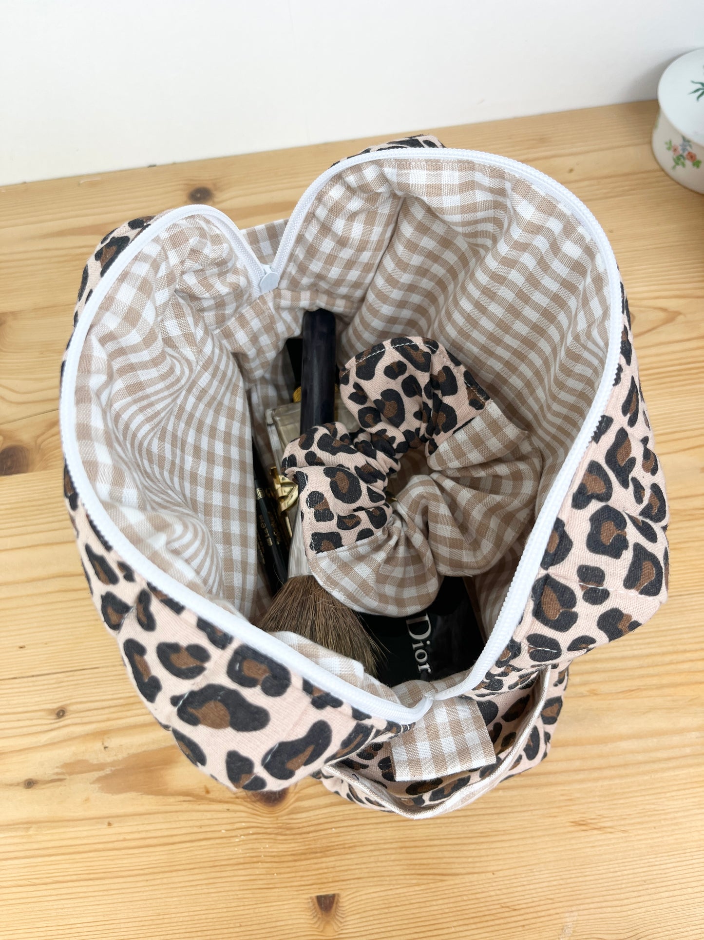 Set: toiletry bag and scrunchie of your choice 