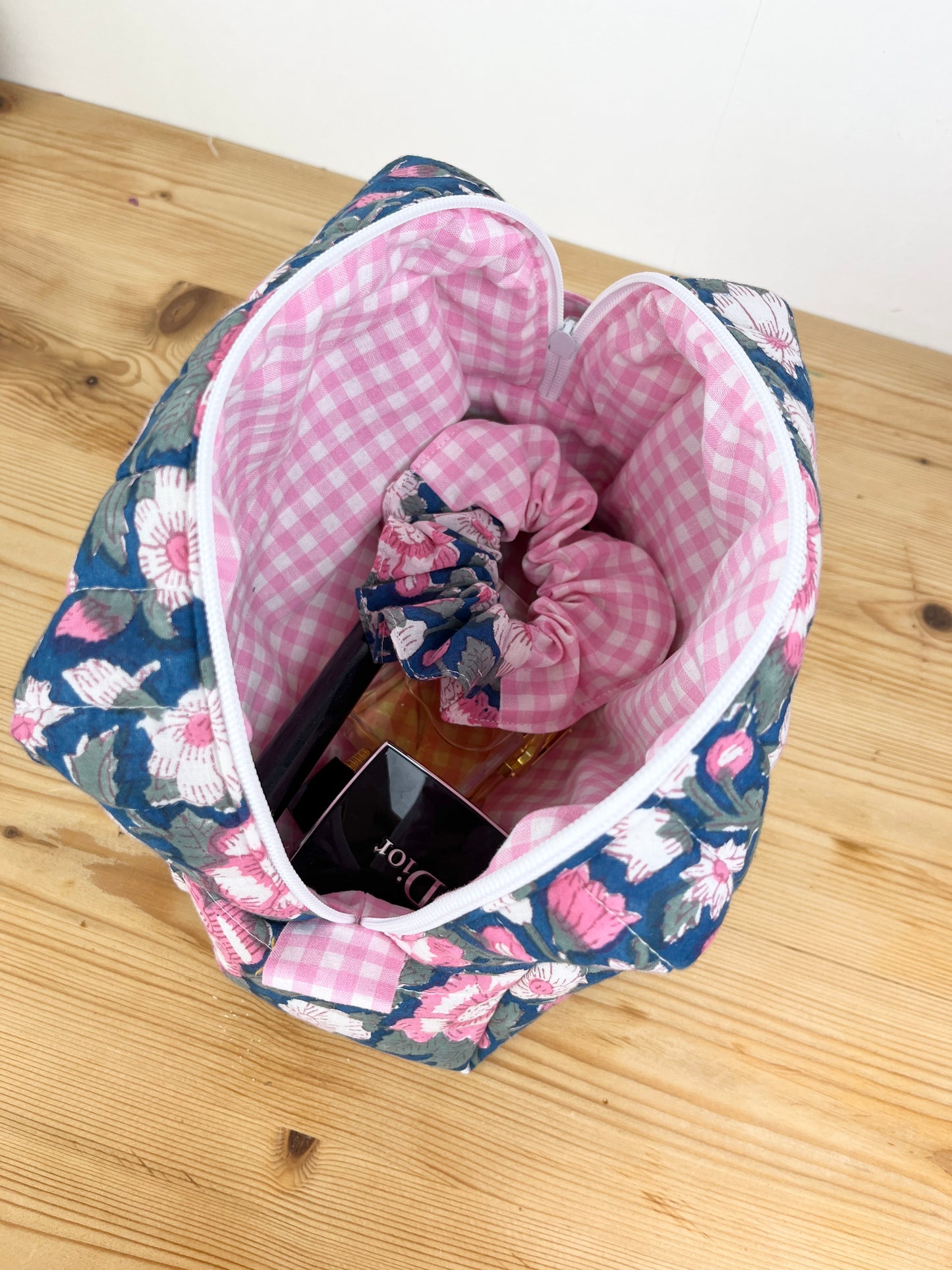 Set: toiletry bag and scrunchie of your choice 